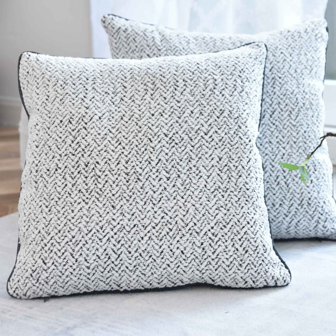 2er Set Chenille Dekokissen Bouclé-Optik LxB 40x40 cm Weiß Schwarz »MONTANA« mit Eleganter Schwarzer Paspelierung Reißverschluss Weicher Füllung 2023330K-2