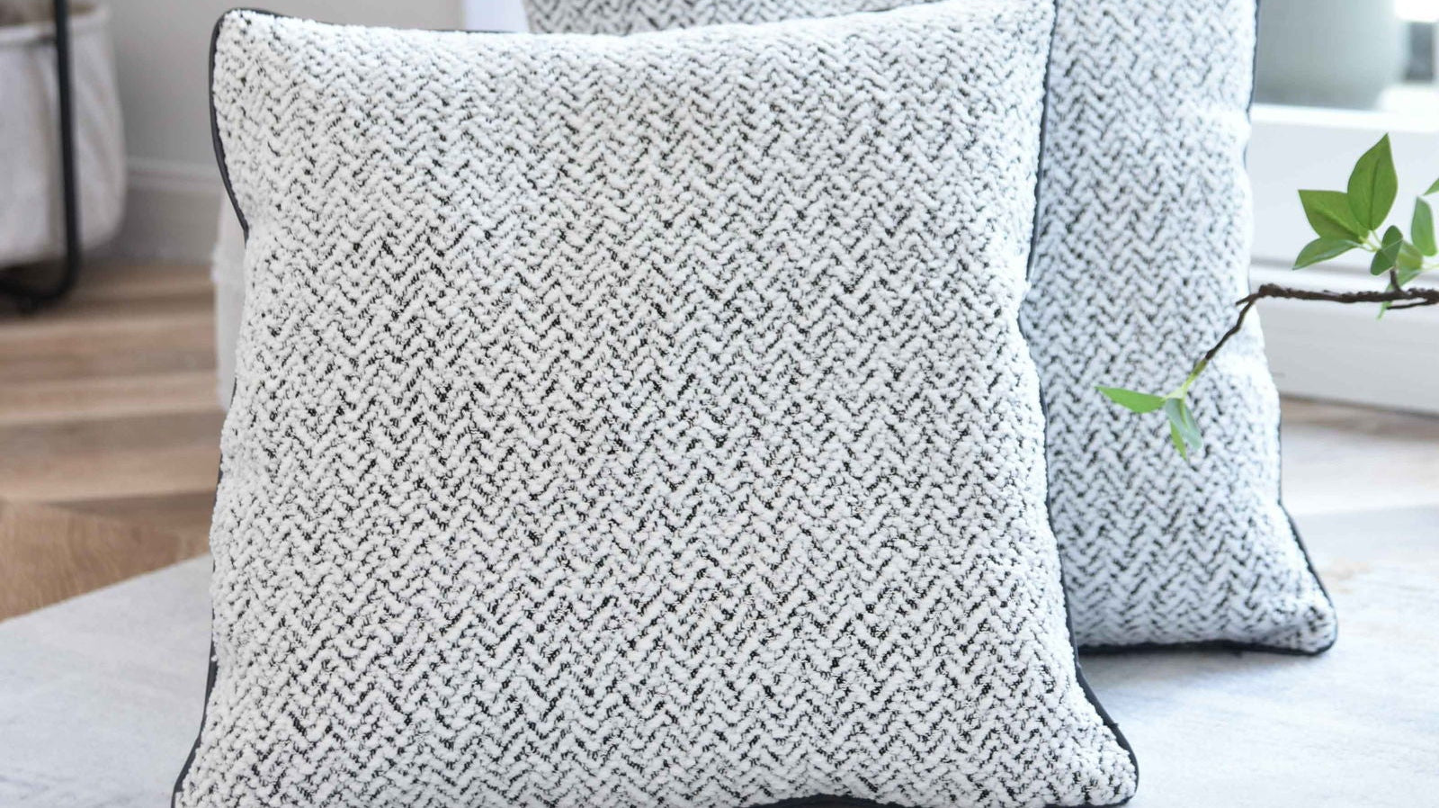 2er Set Chenille Dekokissen Bouclé-Optik LxB 40x40 cm Weiß Schwarz »MONTANA« mit Eleganter Schwarzer Paspelierung Reißverschluss Weicher Füllung 2023330K-2