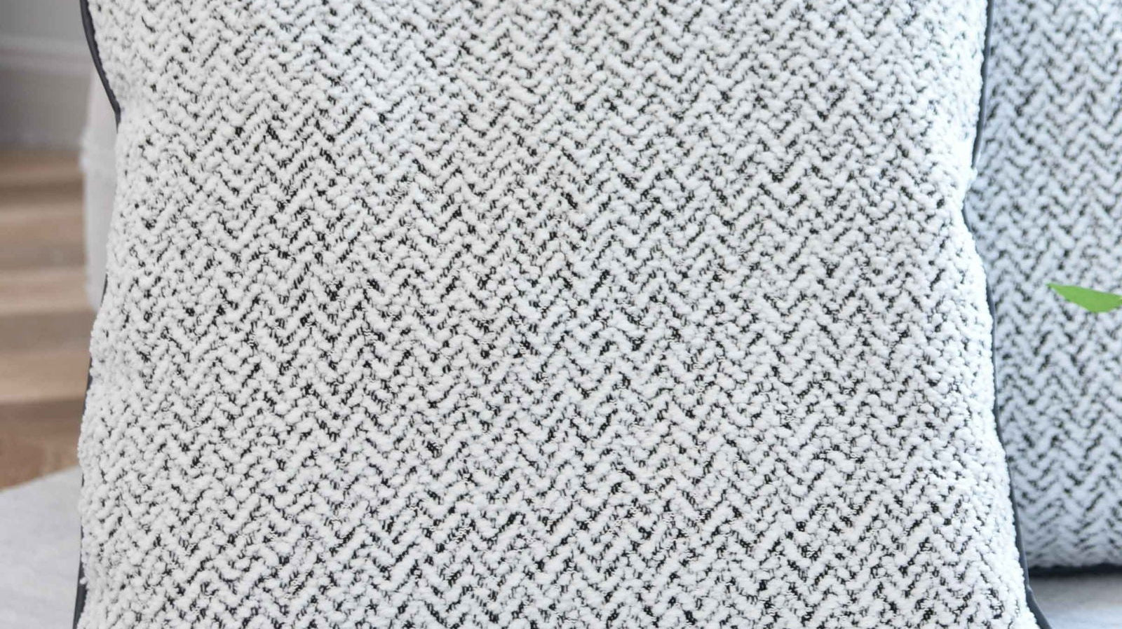 Chenille Dekokissen Bouclé-Optik LxB 40x40 cm Weiß Schwarz »MONTANA« mit Eleganter Schwarzer Paspelierung Reißverschluss Weicher Füllung 2023330K