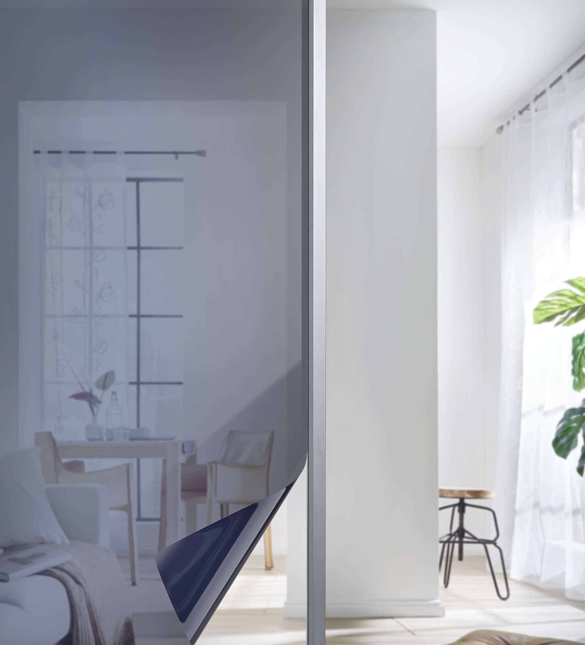 Fensterfolie selbsthaftend Sichtschutzfolie Anti-UV statische Haftung Folie selbstklebend 201916000 Folien 201916000solar_uv_schwarz_ba1a1ca0-3b82-4072-8b23-2240de4768eb | Gardinenbox.de