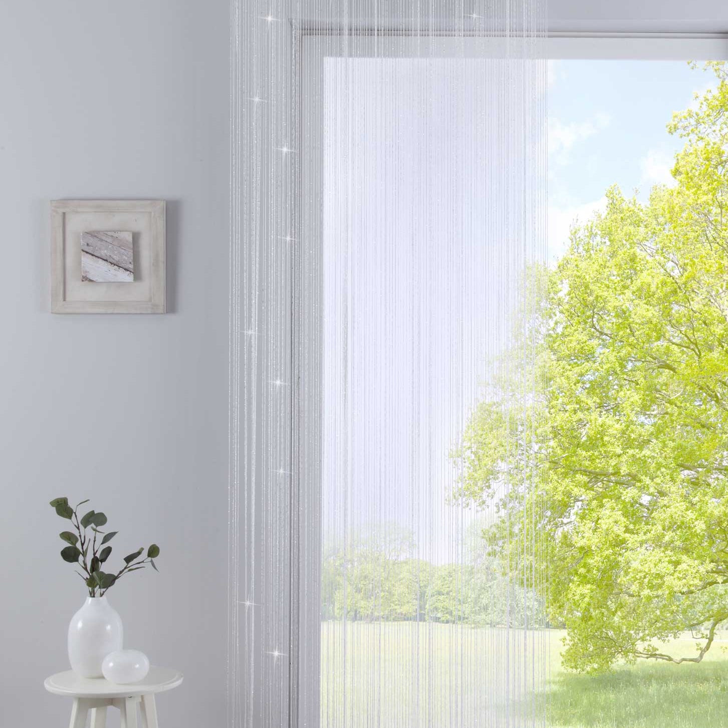 Fadengardine mit Tunneldurchzug und eingenähtem Kräuselband, geeignet für Gardinenstangen und Gardinenschienen Fadenvorhang Fadenstore Raumteiler 20303CN Weiß Lurex HxB 250x90 cm Fadengardine 20303CNweiss_lurex_eb48884e-67d0-4931-9e79-9b6ff4bd191c | Gardinenbox.de