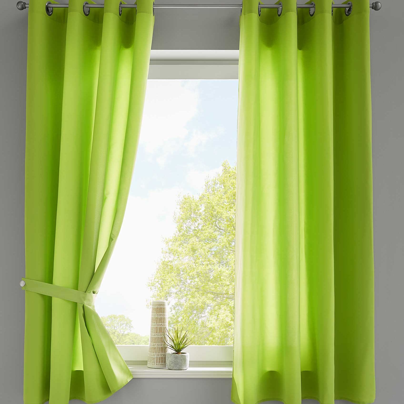 2er Set Vorhänge Schal Ösen »Berlin« Microsatin Lichtdurchlässig Uni Matt 20405N2 Apfelgrün HxB 145x140 cm Vorhang 20405N2apfelgruen-175 | Gardinenbox.de