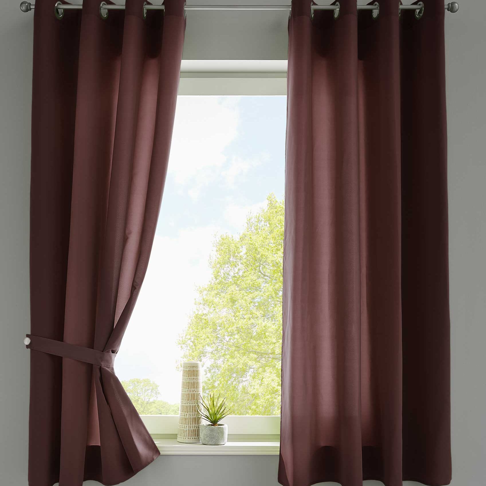 2er Set Vorhänge Schal Ösen »Berlin« Microsatin Lichtdurchlässig Uni Matt 20405N2 Braun HxB 145x140 cm Vorhang 20405N2braun-175 | Gardinenbox.de