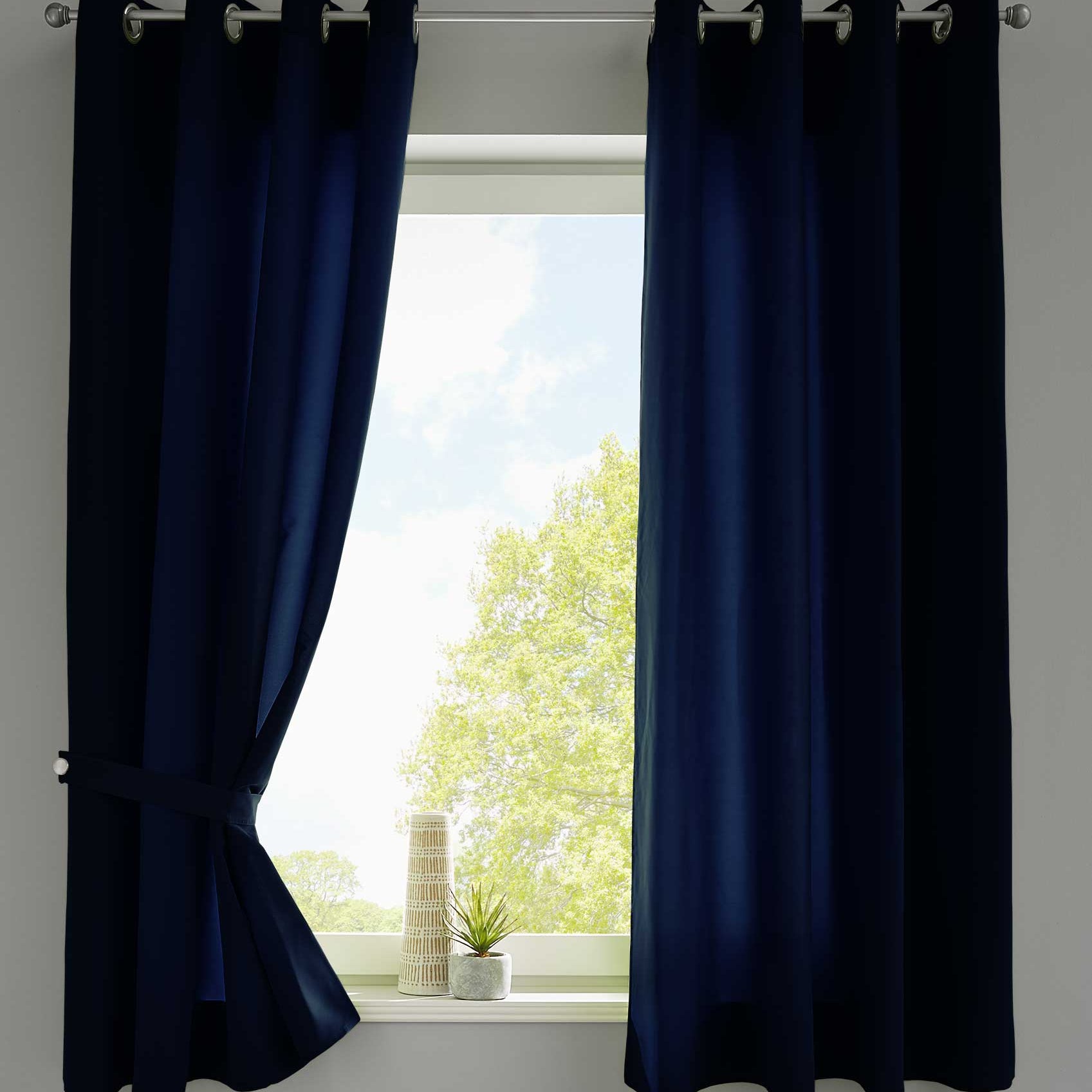 2er Set Vorhänge Schal Ösen »Berlin« Microsatin Lichtdurchlässig Uni Matt 20405N2 Dunkelblau HxB 145x140 cm Vorhang 20405N2dunkelblau-175 | Gardinenbox.de
