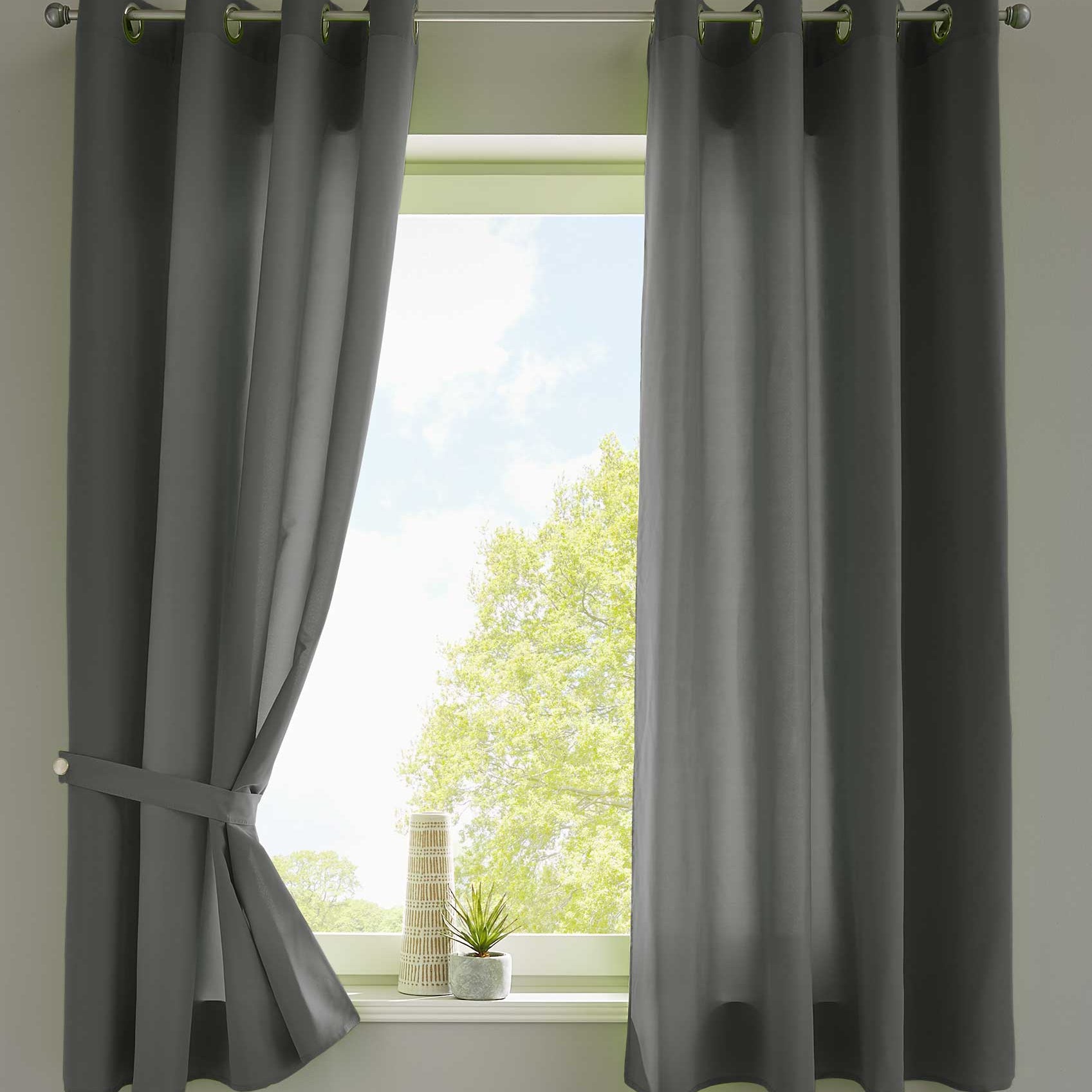 2er Set Vorhänge Schal Ösen »Berlin« Microsatin Lichtdurchlässig Uni Matt 20405N2 Dunkelgrau HxB 145x140 cm Vorhang 20405N2dunkelgrau-175 | Gardinenbox.de