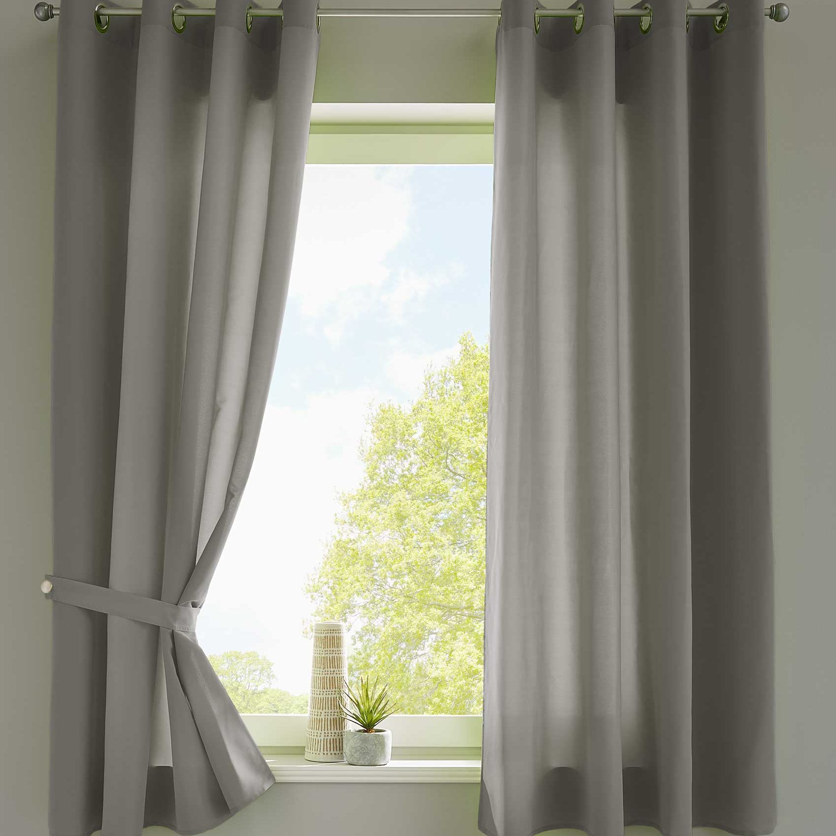 2er Set Vorhänge Schal Ösen »Berlin« Microsatin Lichtdurchlässig Uni Matt 20405N2 Hellgrau HxB 145x140 cm Vorhang 20405N2hellgrau-175 | Gardinenbox.de