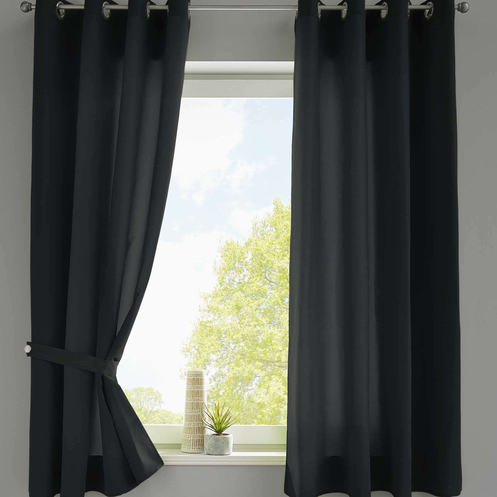2er Set Vorhänge Schal Ösen »Berlin« Microsatin Lichtdurchlässig Uni Matt 20405N2 Schwarz HxB 145x140 cm Vorhang 20405N2schwarz-175 | Gardinenbox.de