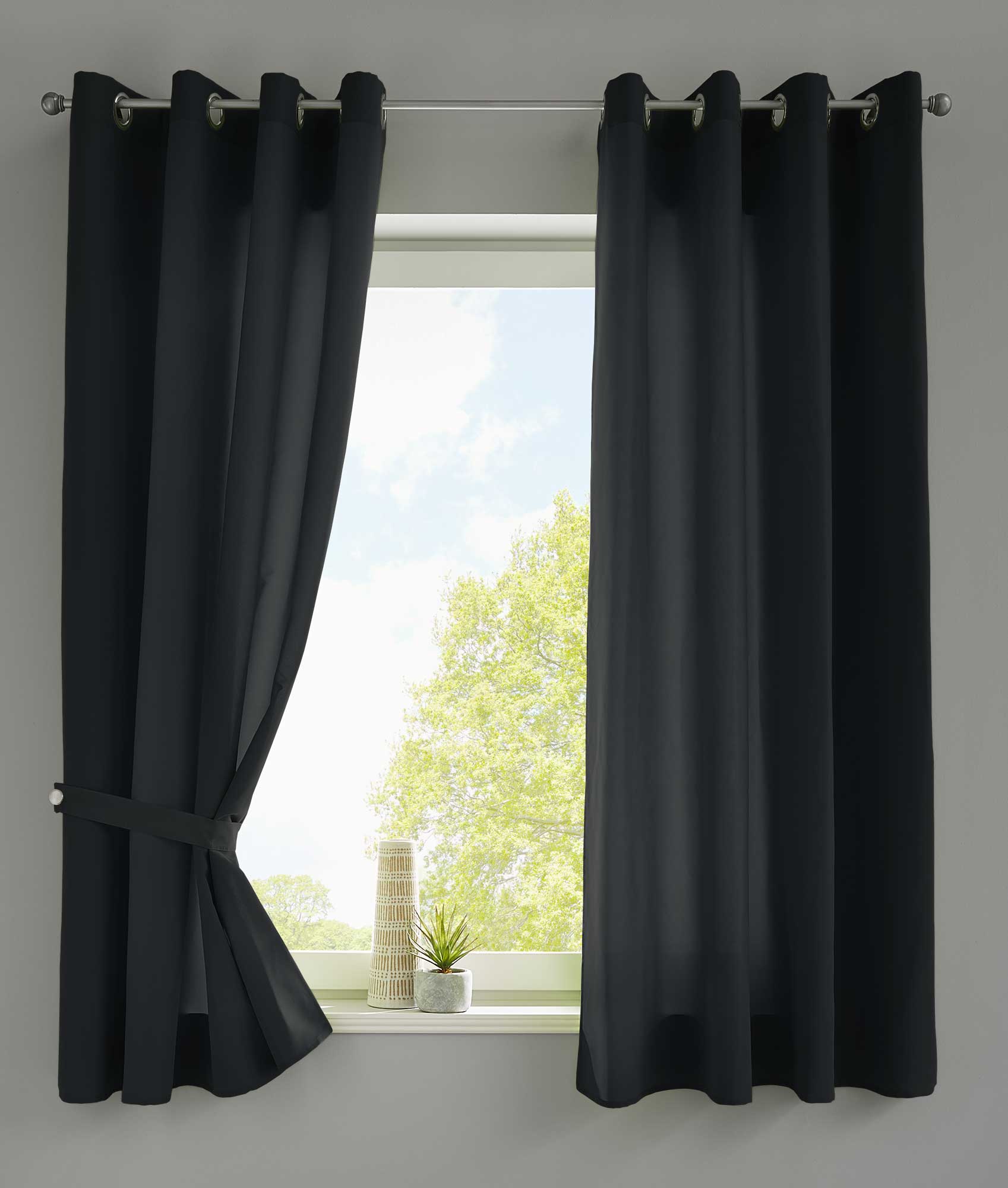 2er Set Vorhänge Schal Ösen »Berlin« Microsatin Lichtdurchlässig Uni Matt 20405N2 Schwarz HxB 175x140 cm Vorhang 20405N2schwarz-175_83b9b00f-d5cd-483a-8f26-9e923089e29d | Gardinenbox.de