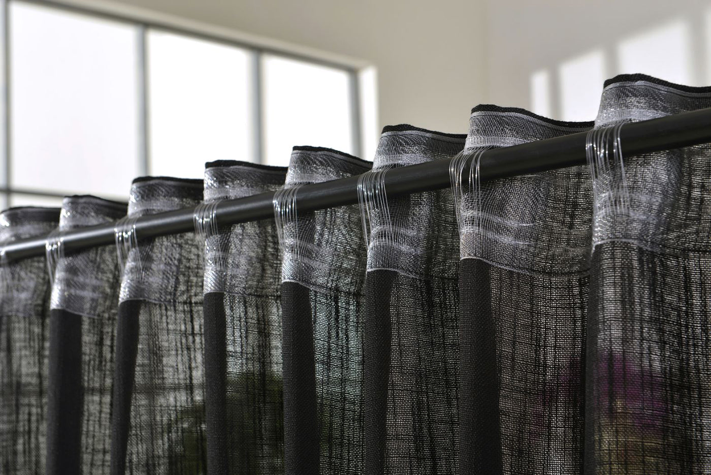 Vorhang Schal verdeckte Schlaufen >>Linene<< blickdicht Leinen Optik Natur Grobfaser (HxB) Lanhaus Stil schwere Qualität 20445 Vorhang 20445_schwarz_4 | Gardinenbox.de