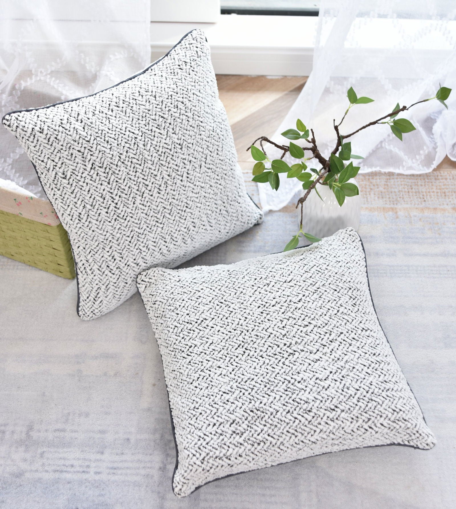 2er Set Chenille Dekokissen Bouclé-Optik LxB 40x40 cm Weiß Schwarz »MONTANA« mit Eleganter Schwarzer Paspelierung Reißverschluss Weicher Füllung 2023330K-2 Kissen mit Füllung 2er_Set_Chenille_Dekokissen_Boucle-Optik_LxB_40x40_cm_Weiss_Schwarz_MONTANA_mit_Eleganter_Schwarzer_Paspelierung_Reissverschluss_Weicher_Fullung_2023330K-2_-_Gardinenbox.de_-_-3670115 | Gardinenbox.de