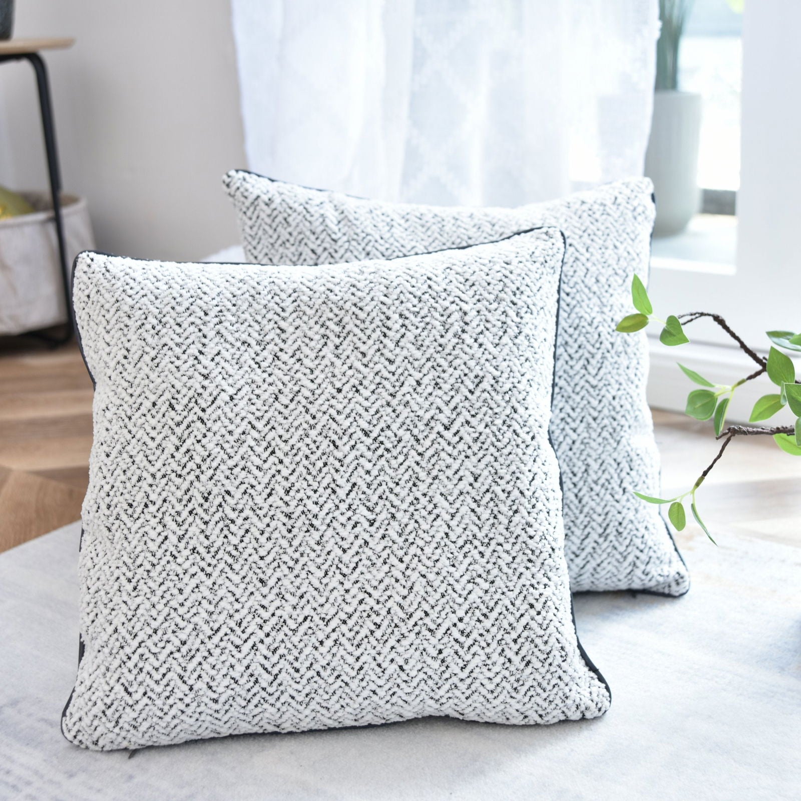 2er Set Chenille Dekokissen Bouclé-Optik LxB 40x40 cm Weiß Schwarz »MONTANA« mit Eleganter Schwarzer Paspelierung Reißverschluss Weicher Füllung 2023330K-2 Kissen mit Füllung 2er_Set_Chenille_Dekokissen_Boucle-Optik_LxB_40x40_cm_Weiss_Schwarz_MONTANA_mit_Eleganter_Schwarzer_Paspelierung_Reissverschluss_Weicher_Fullung_2023330K-2_-_Gardinenbox.de_-_-3670126 | Gardinenbox.de