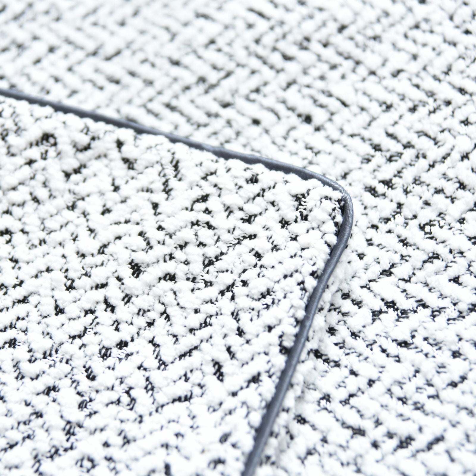 2er Set Chenille Dekokissen Bouclé-Optik LxB 40x40 cm Weiß Schwarz »MONTANA« mit Eleganter Schwarzer Paspelierung Reißverschluss Weicher Füllung 2023330K-2 Kissen mit Füllung 2er_Set_Chenille_Dekokissen_Boucle-Optik_LxB_40x40_cm_Weiss_Schwarz_MONTANA_mit_Eleganter_Schwarzer_Paspelierung_Reissverschluss_Weicher_Fullung_2023330K-2_-_Gardinenbox.de_-_-3670166 | Gardinenbox.de