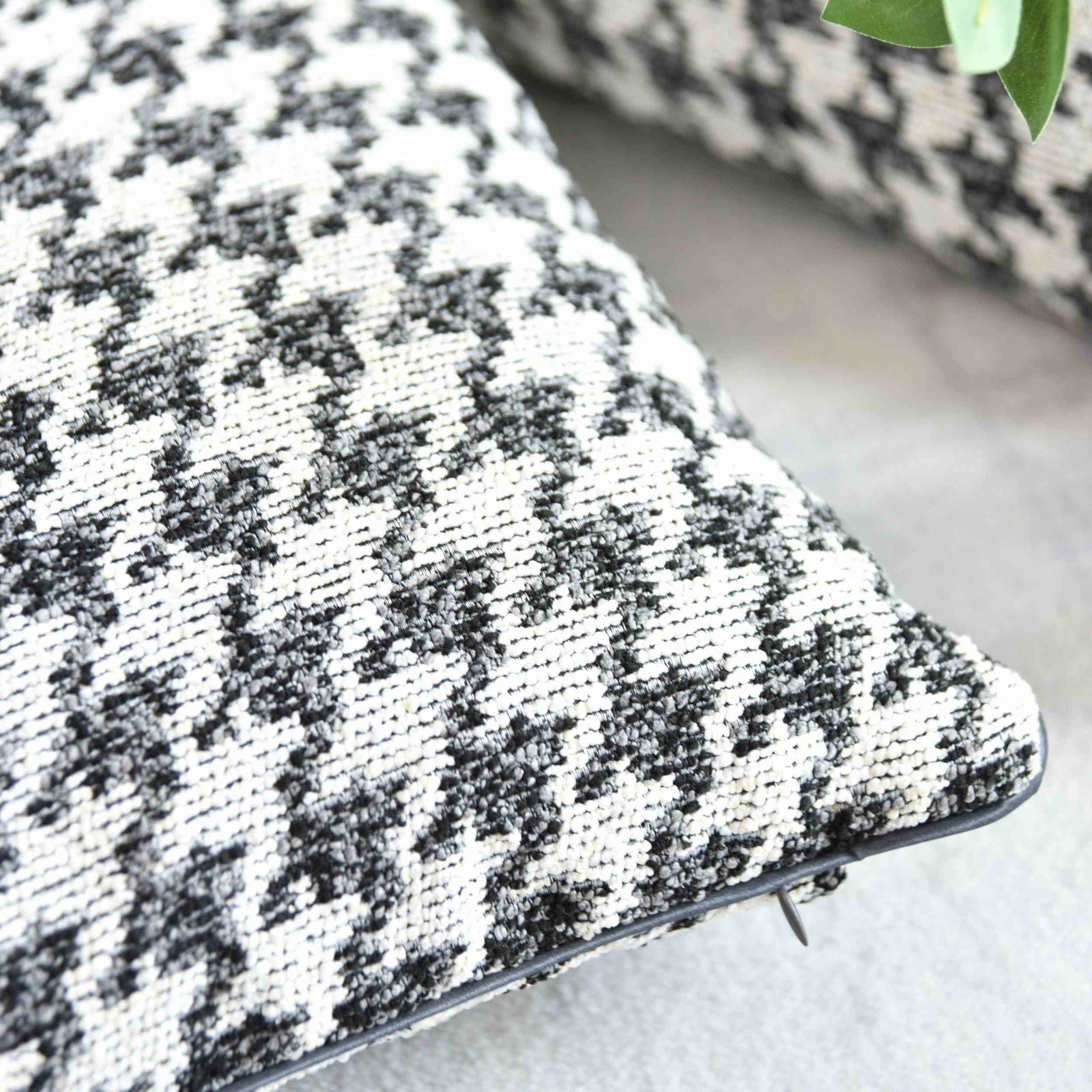 2er Set Kissen LxB 40x40 cm Creme Schwarz »PARIS« mit Füllung Ausgefallenes Hahnentritt-Muster schwarzes Paspelband 2023320K-2 Kissen mit Füllung 2er_Set_Kissen_LxB_40x40_cm_Creme_Schwarz_PARIS_mit_Fullung_Ausgefallenes_Hahnentritt-Muster_schwarzes_Paspelband_2023320K-2_-_Gardinenbox.de_-_-3672169 | Gardinenbox.de