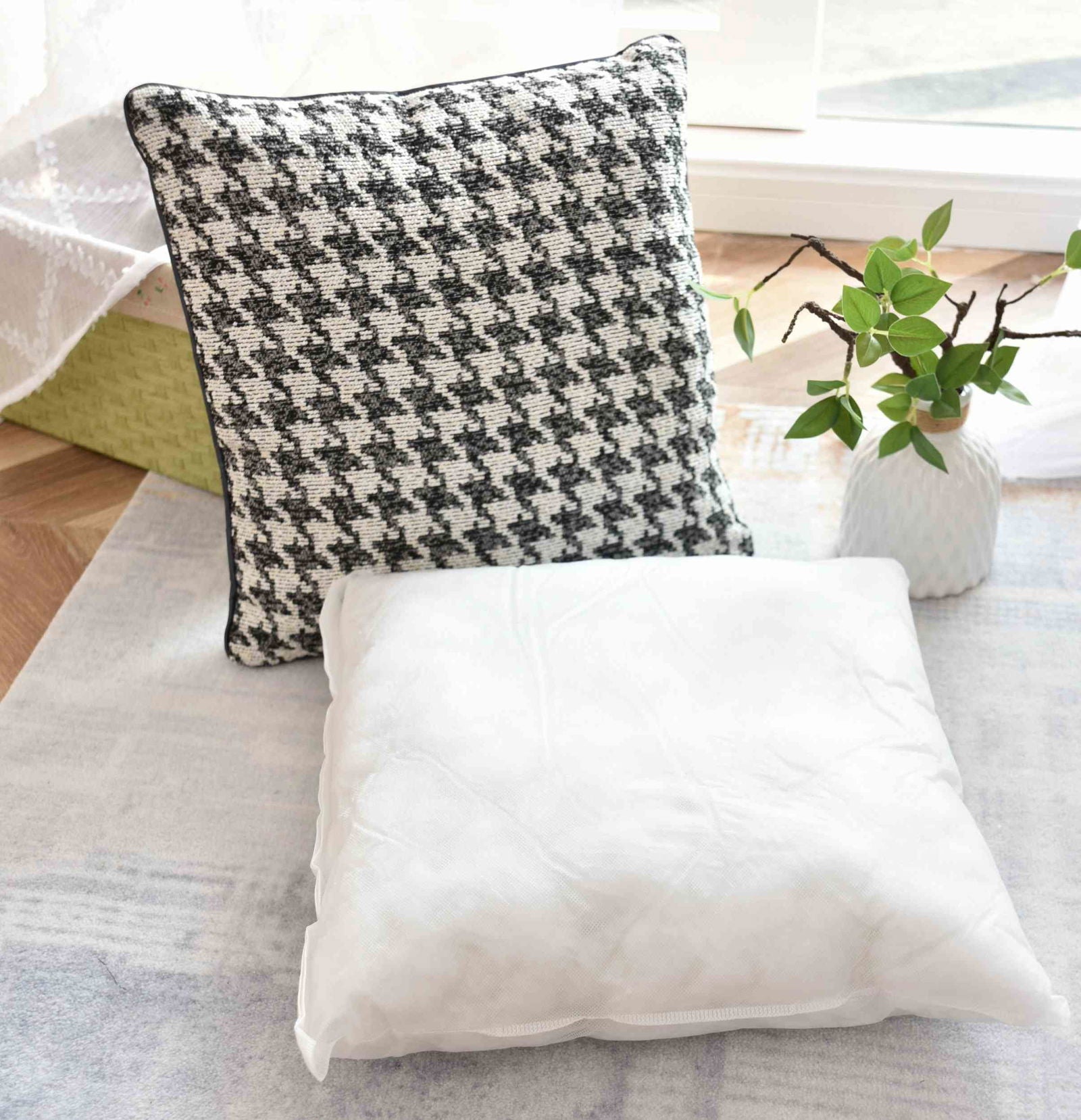 2er Set Kissen LxB 40x40 cm Creme Schwarz »PARIS« mit Füllung Ausgefallenes Hahnentritt-Muster schwarzes Paspelband 2023320K-2 Kissen mit Füllung 2er_Set_Kissen_LxB_40x40_cm_Creme_Schwarz_PARIS_mit_Fullung_Ausgefallenes_Hahnentritt-Muster_schwarzes_Paspelband_2023320K-2_-_Gardinenbox.de_-_-3672194 | Gardinenbox.de