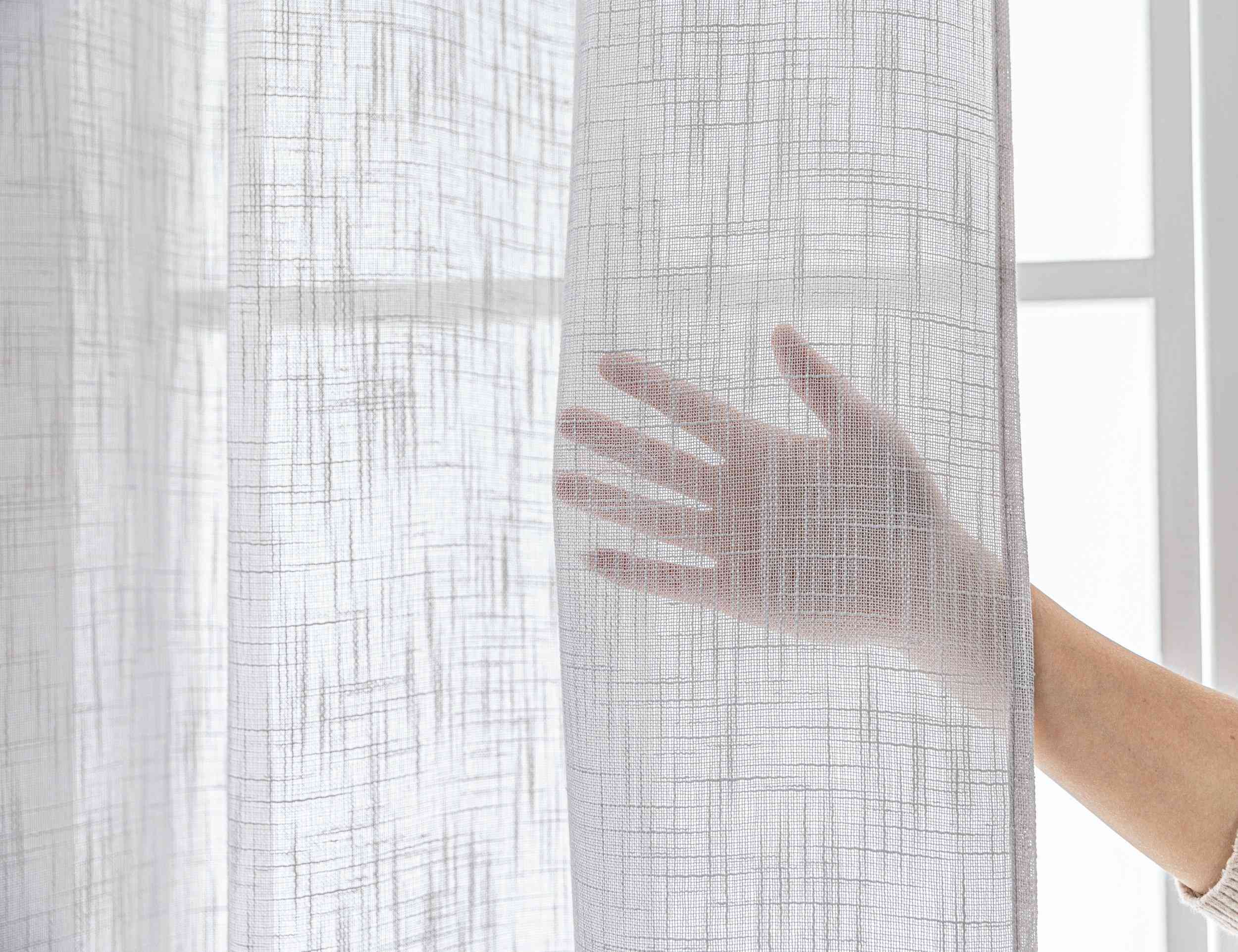 Gardine Ösen Grobfaser »Seoul« Ösen Linenlook-Struktur Uni Halbransparent Blickdicht 2024110 Gardinenschal 3F3A0350 | Gardinenbox.de