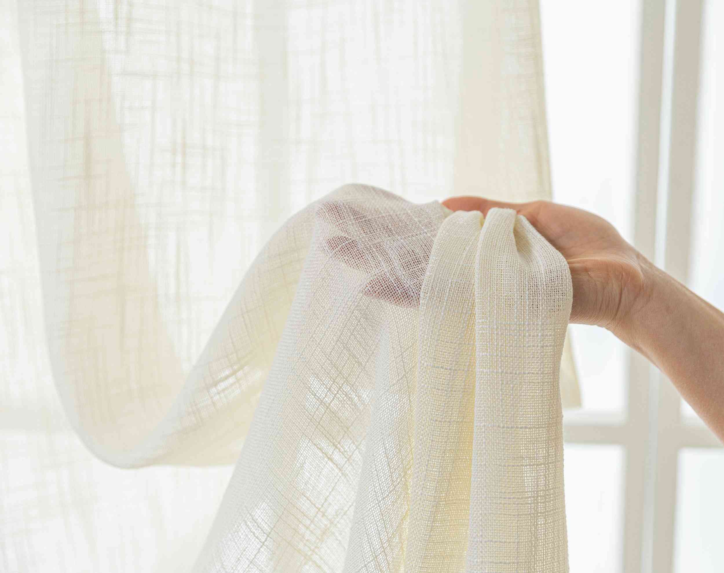 2er Set Gardinen Ösen Grobfaser »Seoul« Ösen Linenlook-Struktur Uni Halbransparent Blickdicht 2024110-2 Gardinenschal 3F3A0553_e24cc8ef-f768-4f72-8e7e-2a07b552d9b5 | Gardinenbox.de