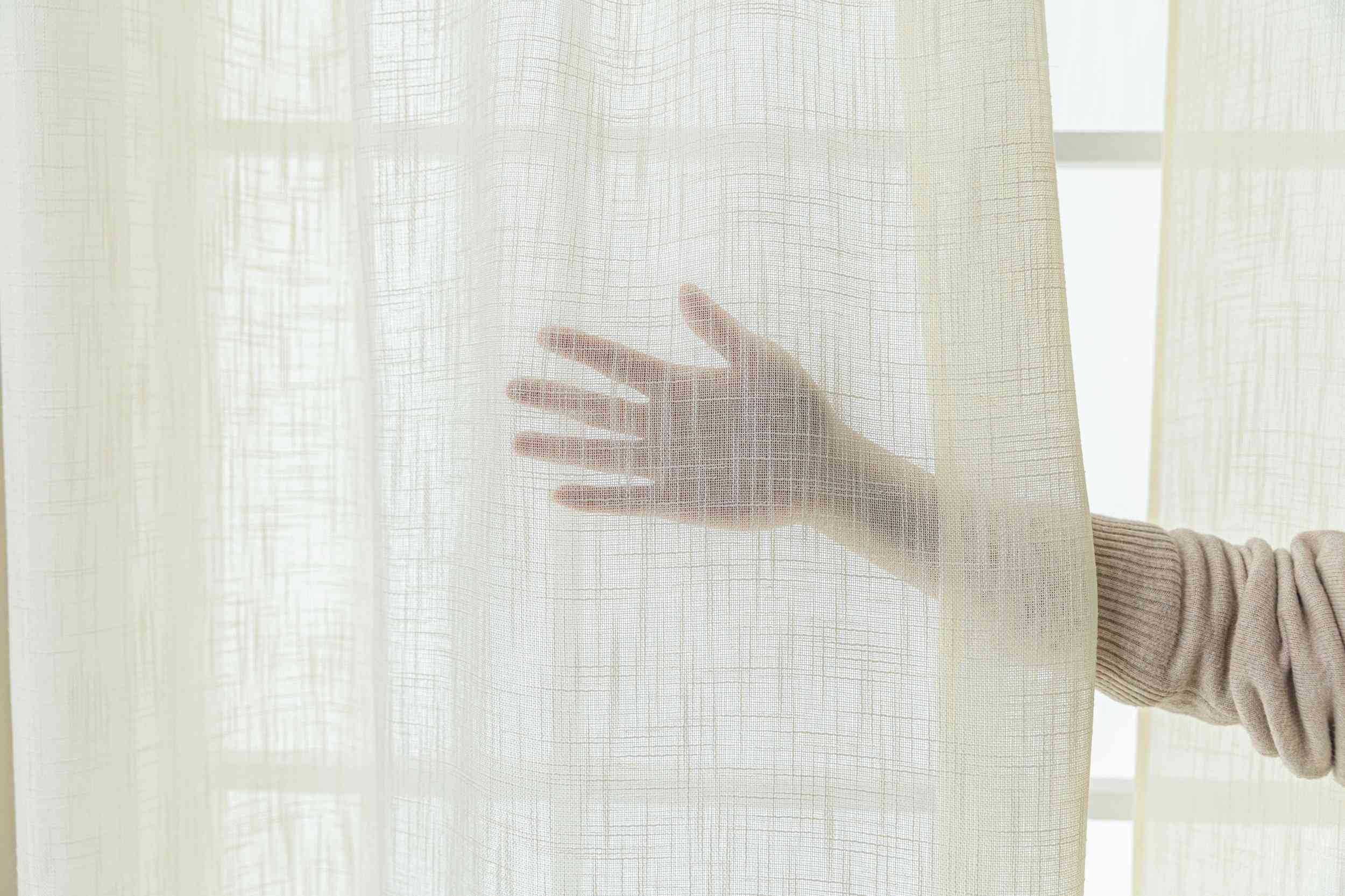 Gardine Ösen Grobfaser »Seoul« Ösen Linenlook-Struktur Uni Halbransparent Blickdicht 2024110 Gardinenschal 3F3A0554 | Gardinenbox.de