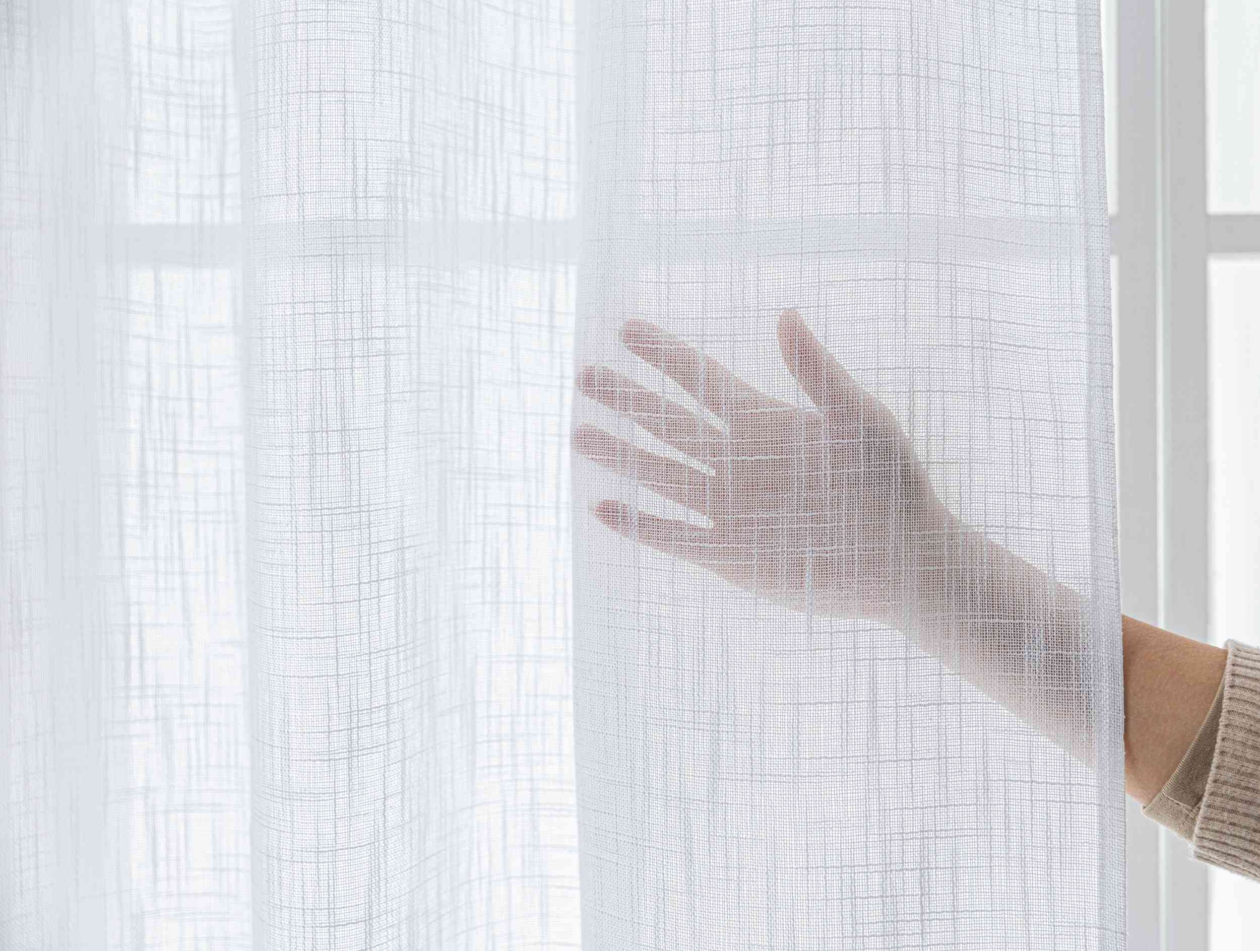 Gardine Ösen Grobfaser »Seoul« Ösen Linenlook-Struktur Uni Halbransparent Blickdicht 2024110 Gardinenschal 3F3A0613 | Gardinenbox.de