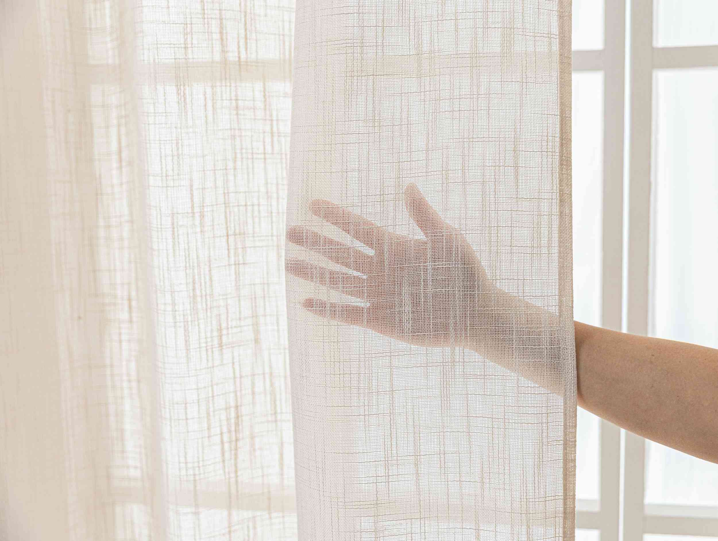 Gardine Ösen Grobfaser »Seoul« Ösen Linenlook-Struktur Uni Halbransparent Blickdicht 2024110 Gardinenschal 3F3A0728 | Gardinenbox.de