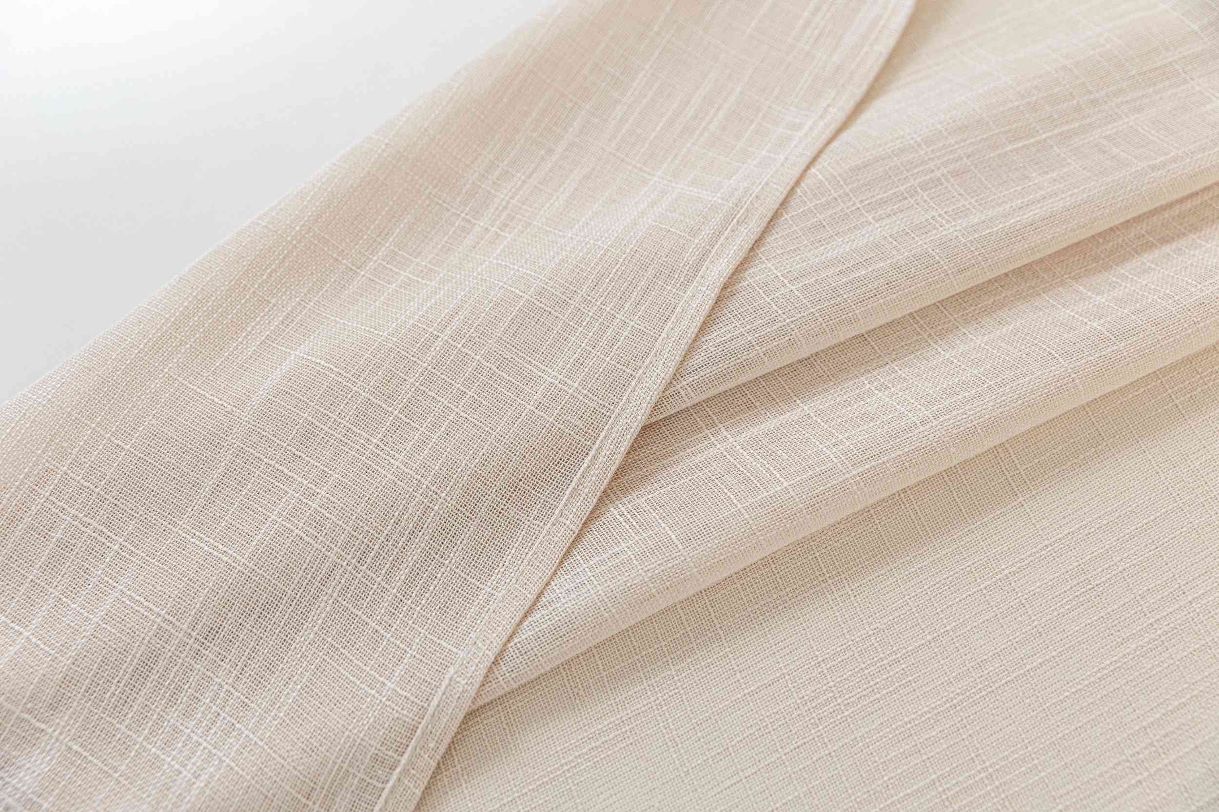 Gardine Ösen Grobfaser »Seoul« Ösen Linenlook-Struktur Uni Halbransparent Blickdicht 2024110 Gardinenschal 3F3A0745 | Gardinenbox.de