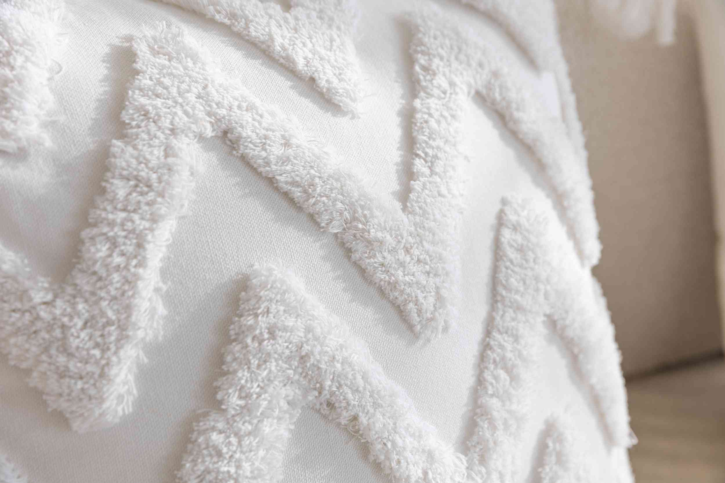 Kissenhülle »Bonn« Frottee-Stickerei 100% Baumwolle Zickzack-Design hochwertiger Leinenstoff 202495K Kissenhülle 3F3A3678 | Gardinenbox.de