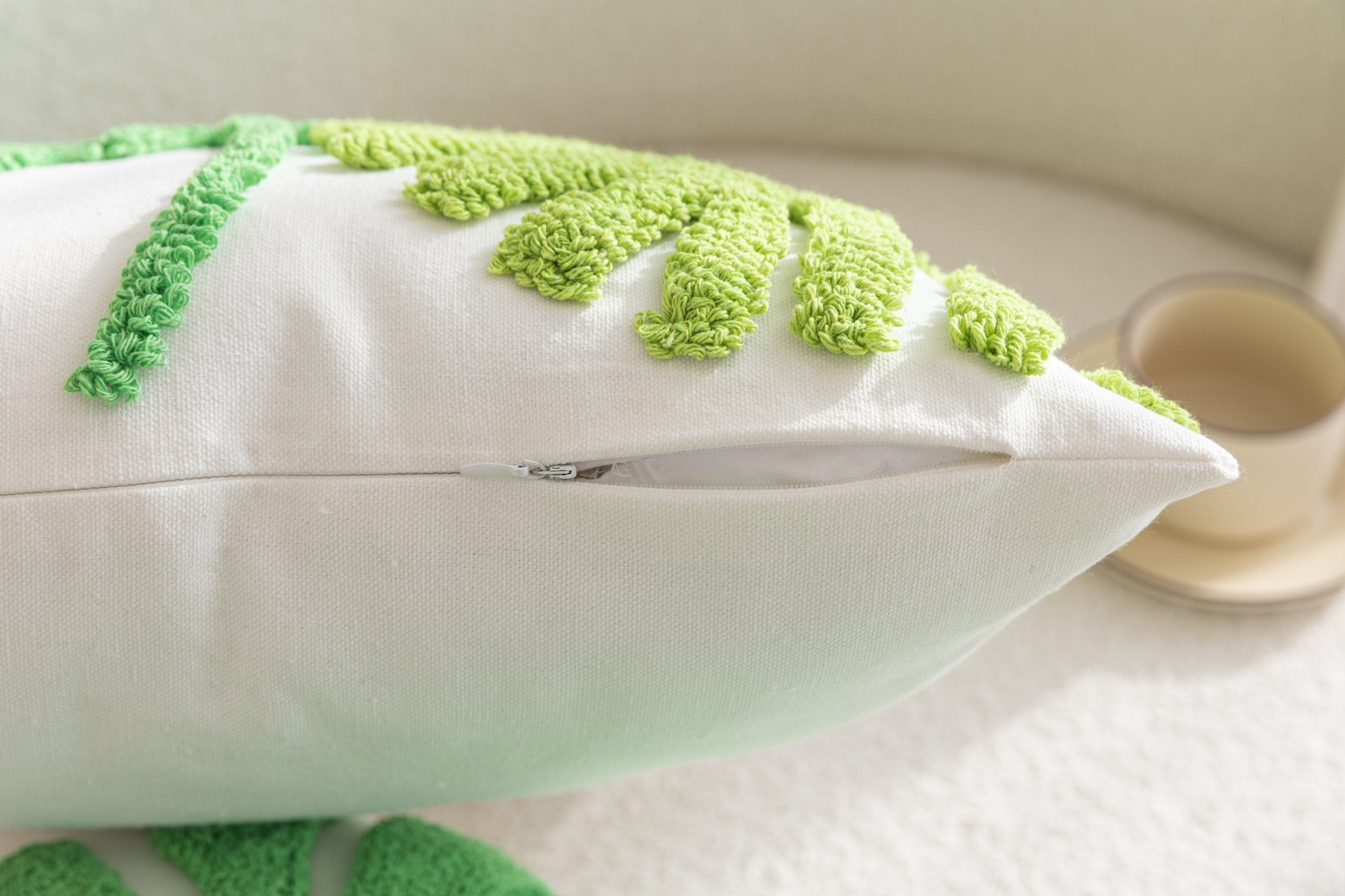 Kissenhülle »Cottbus« LxB 45x45 cm Grün Frottee-Stickerei 100% Baumwolle Monstera Blattmuster hochwertiger Leinenstoff 202490K Kissenhülle 3F3A3692 | Gardinenbox.de