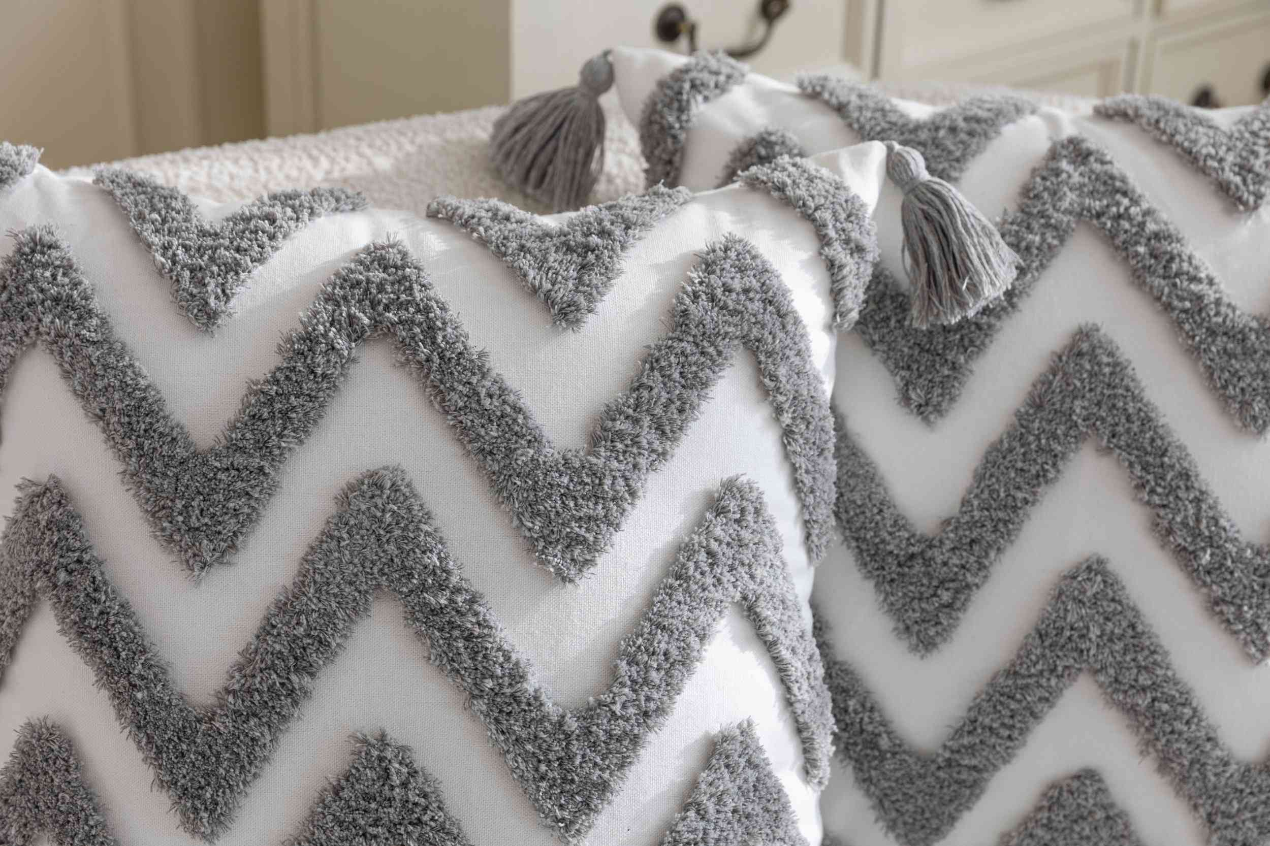 Kissenhülle »Bonn« Frottee-Stickerei 100% Baumwolle Zickzack-Design hochwertiger Leinenstoff 202495K Kissenhülle 3F3A3700 | Gardinenbox.de