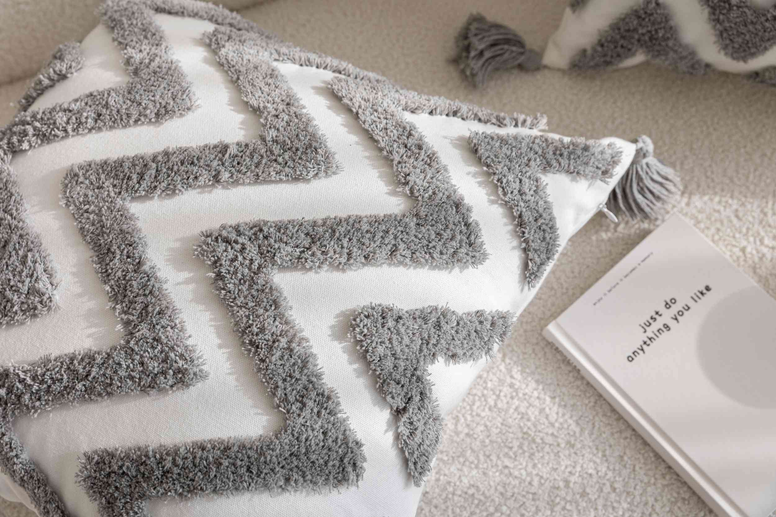 Kissenhülle »Bonn« Frottee-Stickerei 100% Baumwolle Zickzack-Design hochwertiger Leinenstoff 202495K Kissenhülle 3F3A3702 | Gardinenbox.de