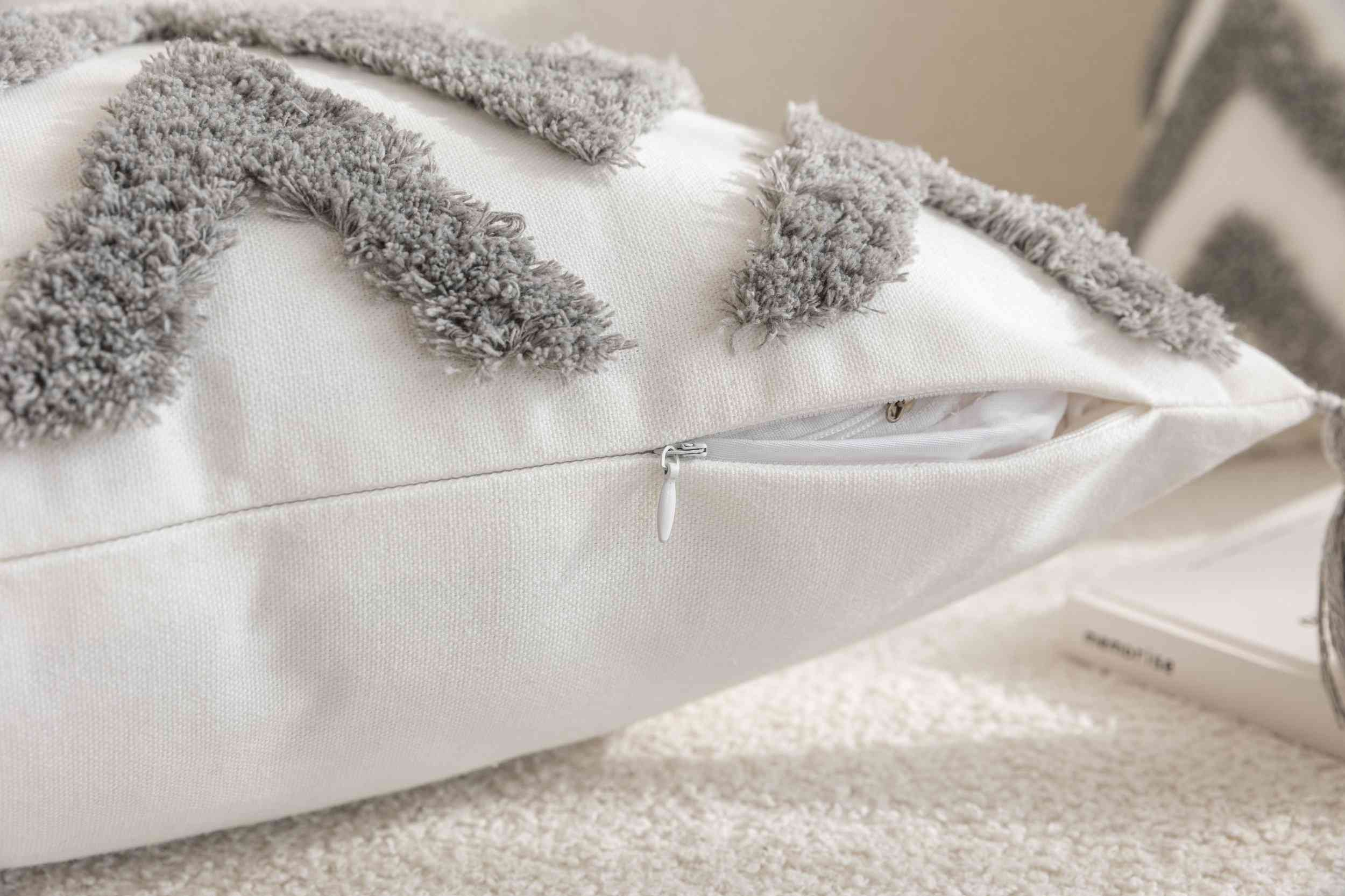 Kissenhülle »Bonn« Frottee-Stickerei 100% Baumwolle Zickzack-Design hochwertiger Leinenstoff 202495K Kissenhülle 3F3A3703 | Gardinenbox.de