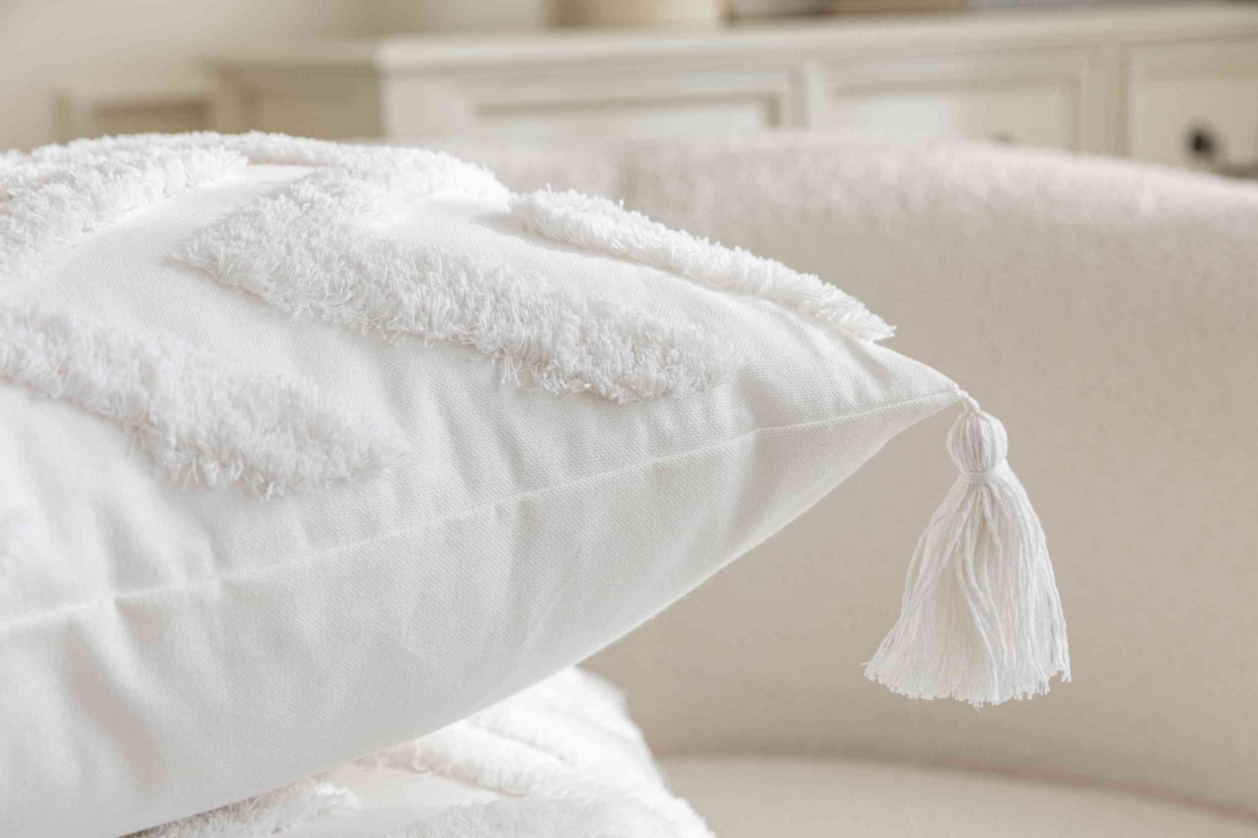 Kissenhülle »Bonn« Frottee-Stickerei 100% Baumwolle Zickzack-Design hochwertiger Leinenstoff 202495K Kissenhülle 3F3A3725 | Gardinenbox.de