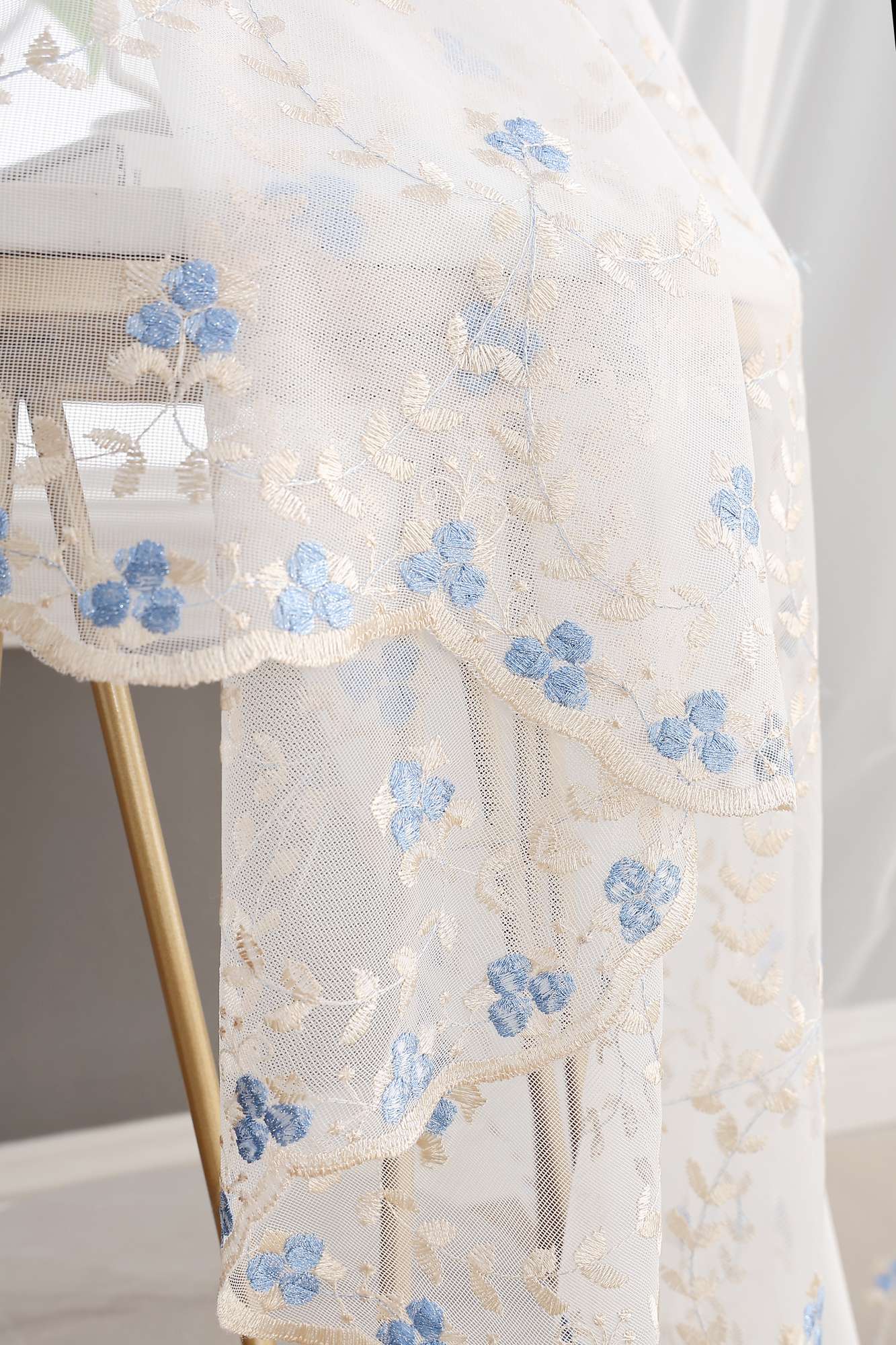 Gardine Raschel Stickerei Design »Florenz« Multiband für Gardinenschiene und Gardinenstange Elegante Fensterdekoration 2023200 Gardinenschal 593A0072 | Gardinenbox.de