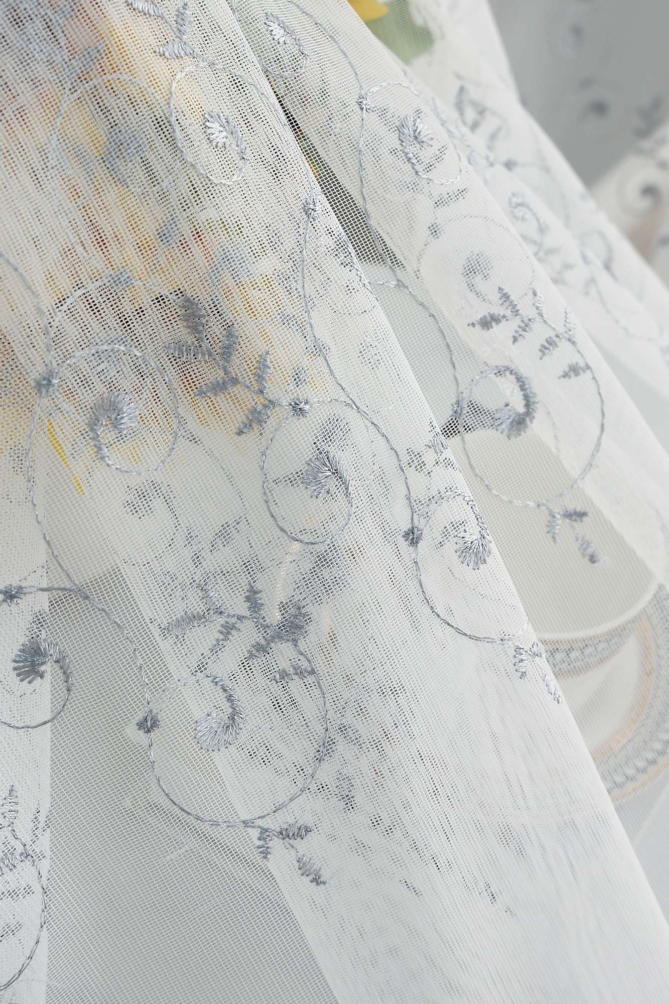 Gardine Raschel Stickerei Design »Florenz« Multiband für Gardinenschiene und Gardinenstange Elegante Fensterdekoration 2023200 Gardinenschal 593A0098 | Gardinenbox.de