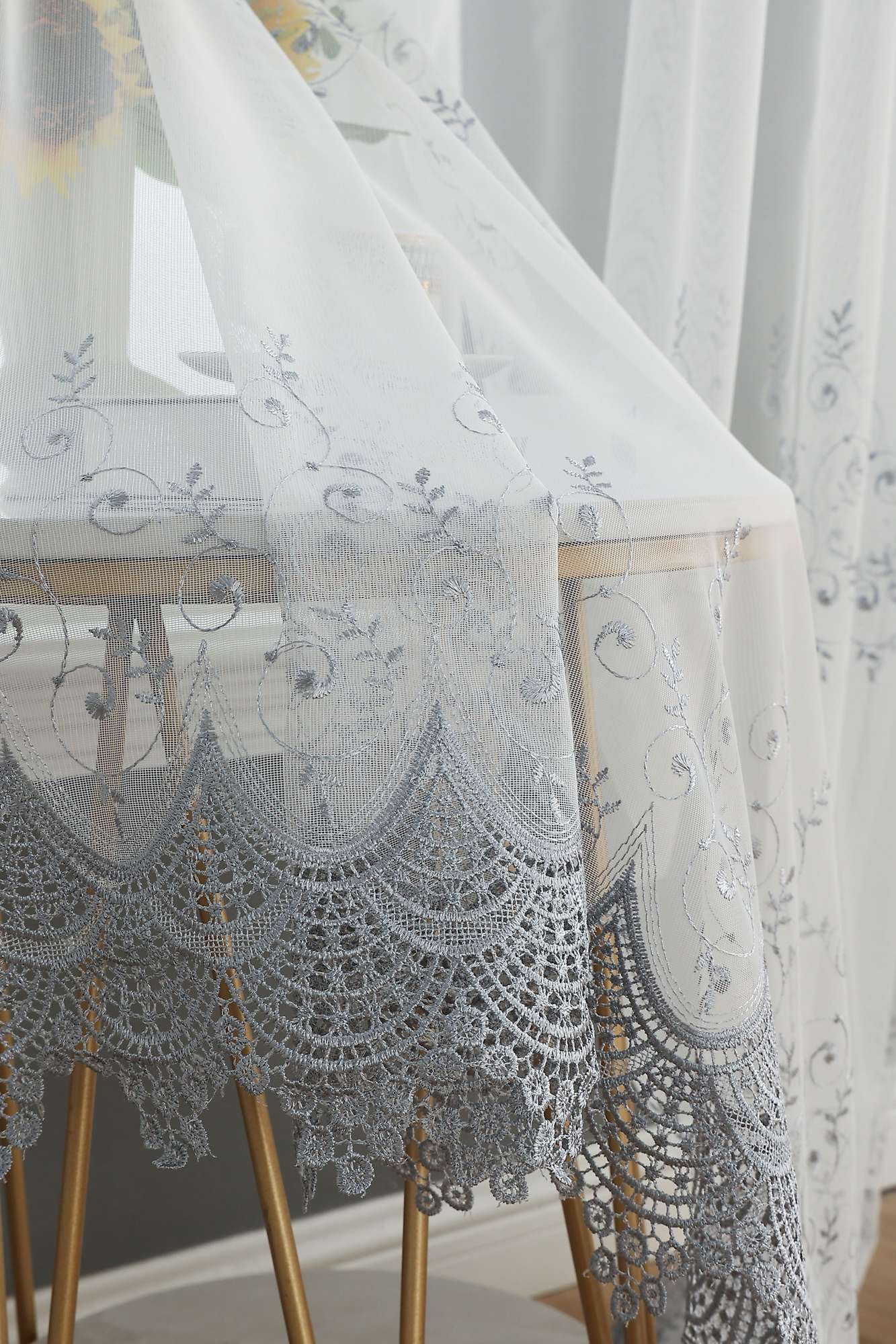 Gardine Raschel Stickerei Design »Florenz« Multiband für Gardinenschiene und Gardinenstange Elegante Fensterdekoration 2023200 Gardinenschal 593A0099 | Gardinenbox.de