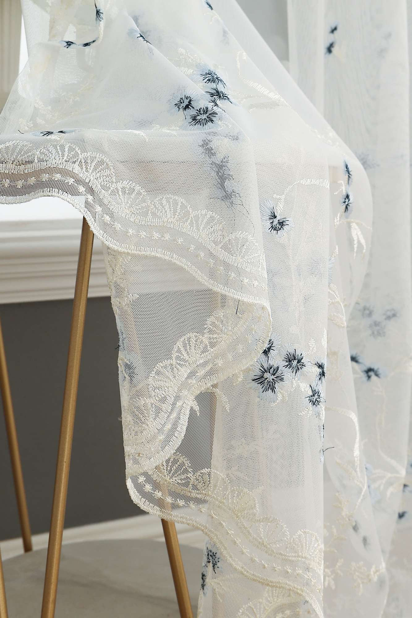 Gardine Raschel Stickerei Design »Florenz« Multiband für Gardinenschiene und Gardinenstange Elegante Fensterdekoration 2023200 Gardinenschal 593A0112 | Gardinenbox.de