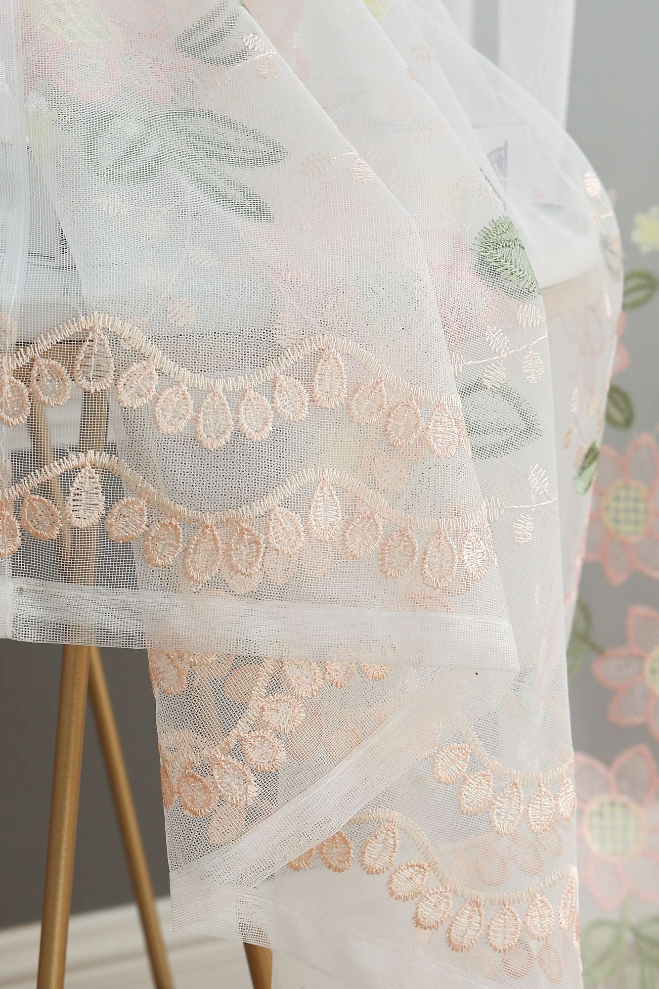 Gardine Raschel Stickerei Design »Florenz« Multiband für Gardinenschiene und Gardinenstange Elegante Fensterdekoration 2023200 Gardinenschal 593A0153 | Gardinenbox.de