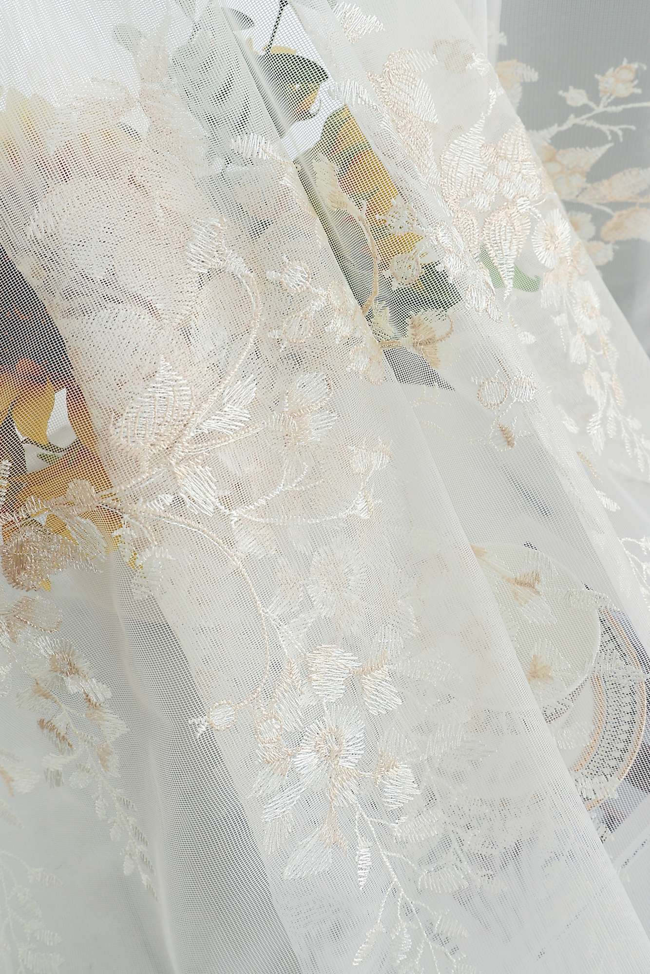 Gardine Raschel Stickerei Design »Florenz« Multiband für Gardinenschiene und Gardinenstange Elegante Fensterdekoration 2023200 Gardinenschal 593A0169 | Gardinenbox.de