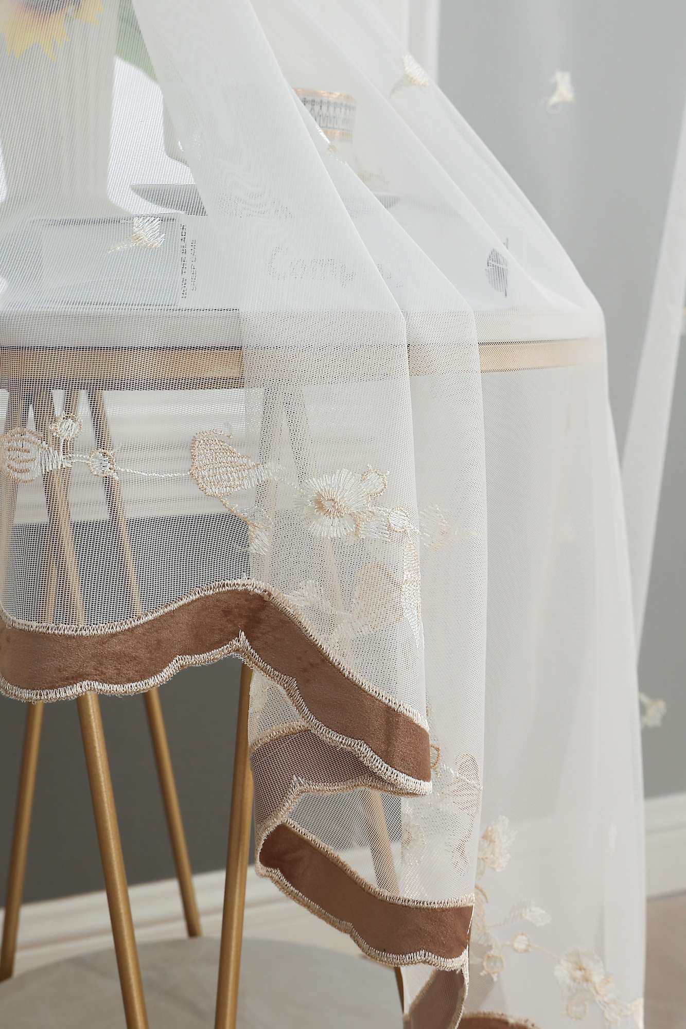 Gardine Raschel Stickerei Design »Florenz« Multiband für Gardinenschiene und Gardinenstange Elegante Fensterdekoration 2023200 Gardinenschal 593A0172 | Gardinenbox.de