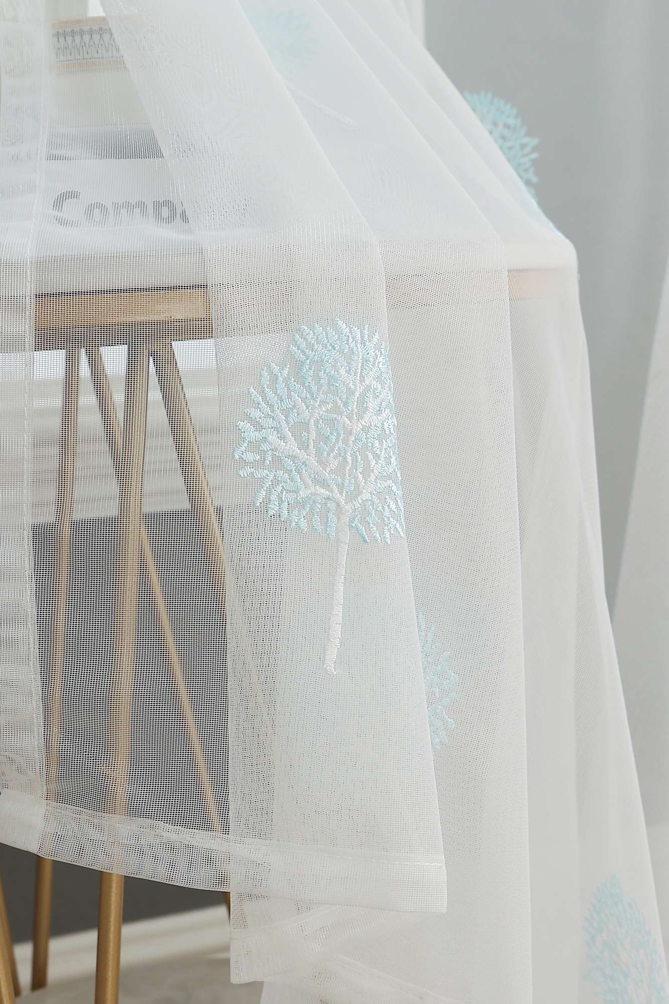 Gardine Raschel Stickerei Design »Florenz« Multiband für Gardinenschiene und Gardinenstange Elegante Fensterdekoration 2023200 Gardinenschal 593A0182 | Gardinenbox.de