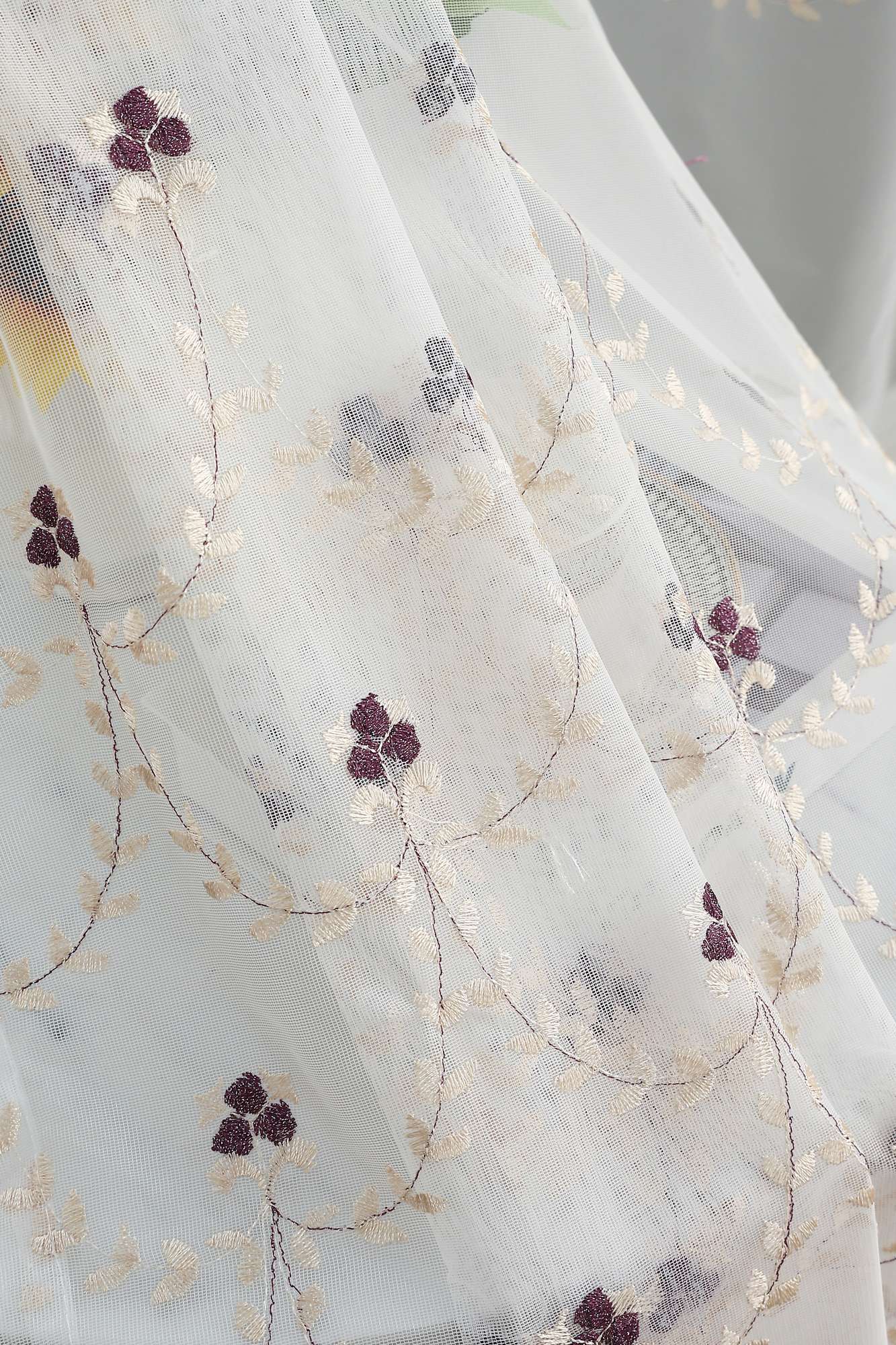 Gardine Raschel Stickerei Design »Florenz« Multiband für Gardinenschiene und Gardinenstange Elegante Fensterdekoration 2023200 Gardinenschal 593A0189 | Gardinenbox.de