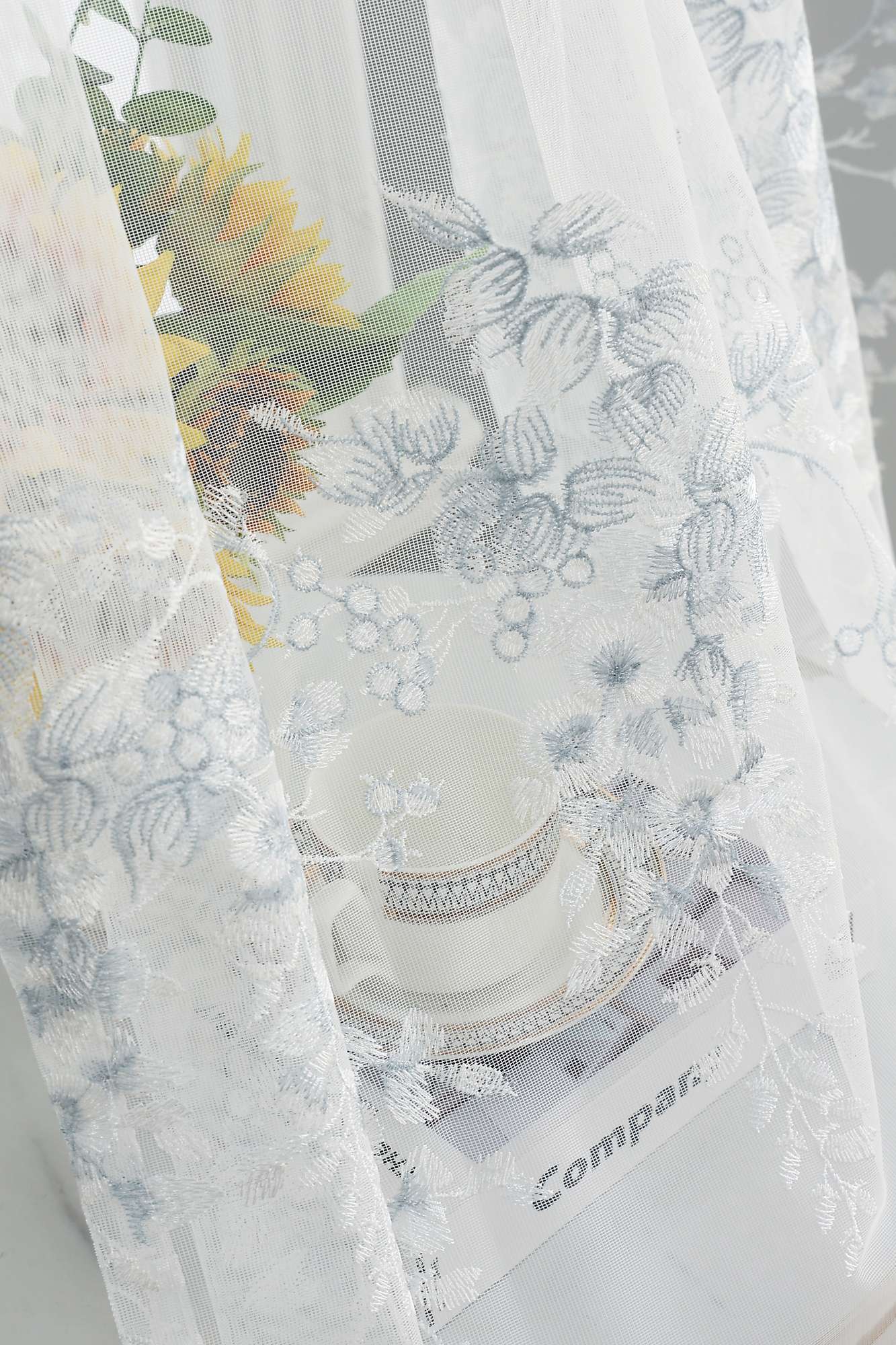 Gardine Raschel Stickerei Design »Florenz« Multiband für Gardinenschiene und Gardinenstange Elegante Fensterdekoration 2023200 Gardinenschal 593A0204 | Gardinenbox.de