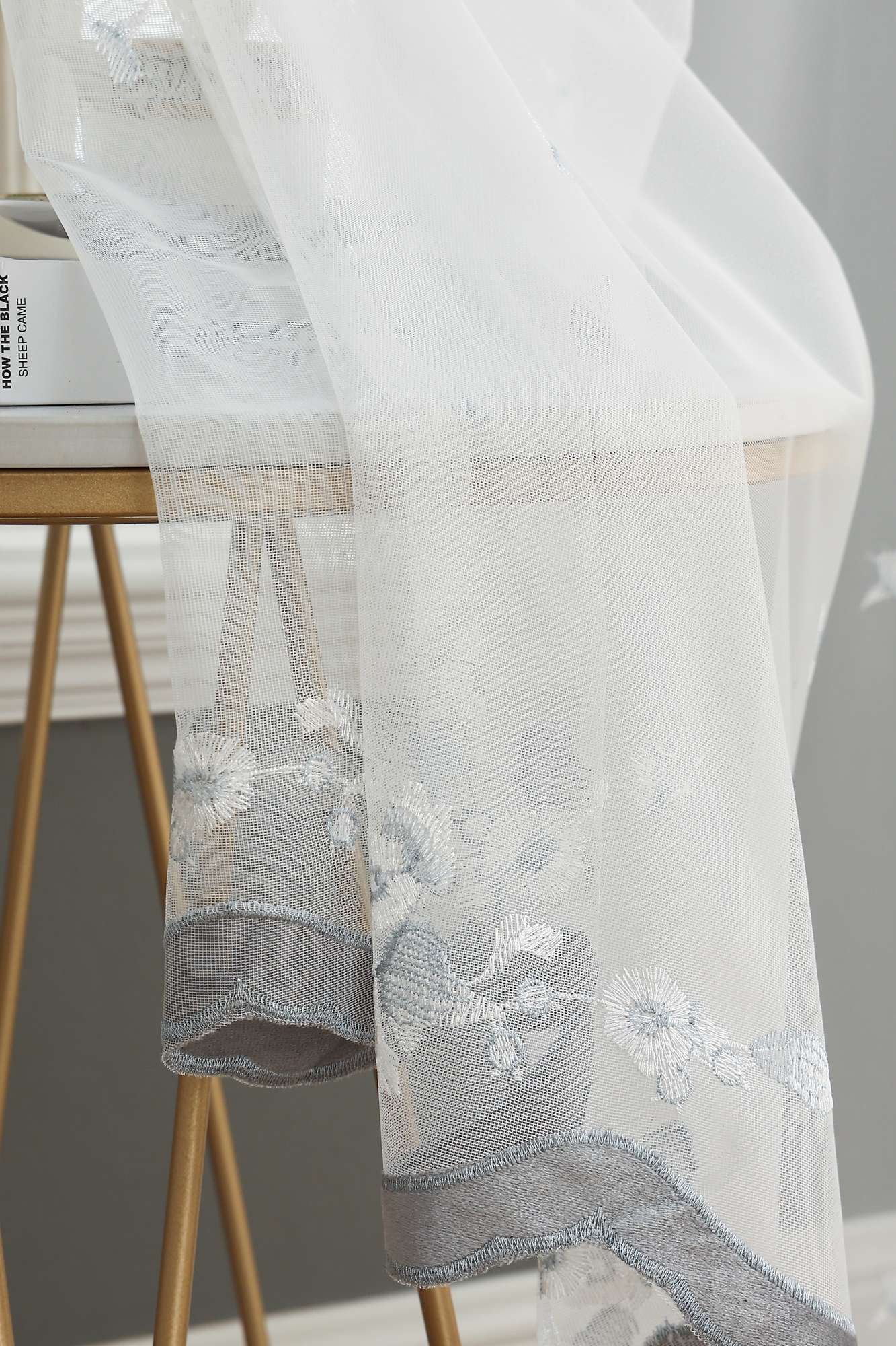 Gardine Raschel Stickerei Design »Florenz« Multiband für Gardinenschiene und Gardinenstange Elegante Fensterdekoration 2023200 Gardinenschal 593A0205 | Gardinenbox.de