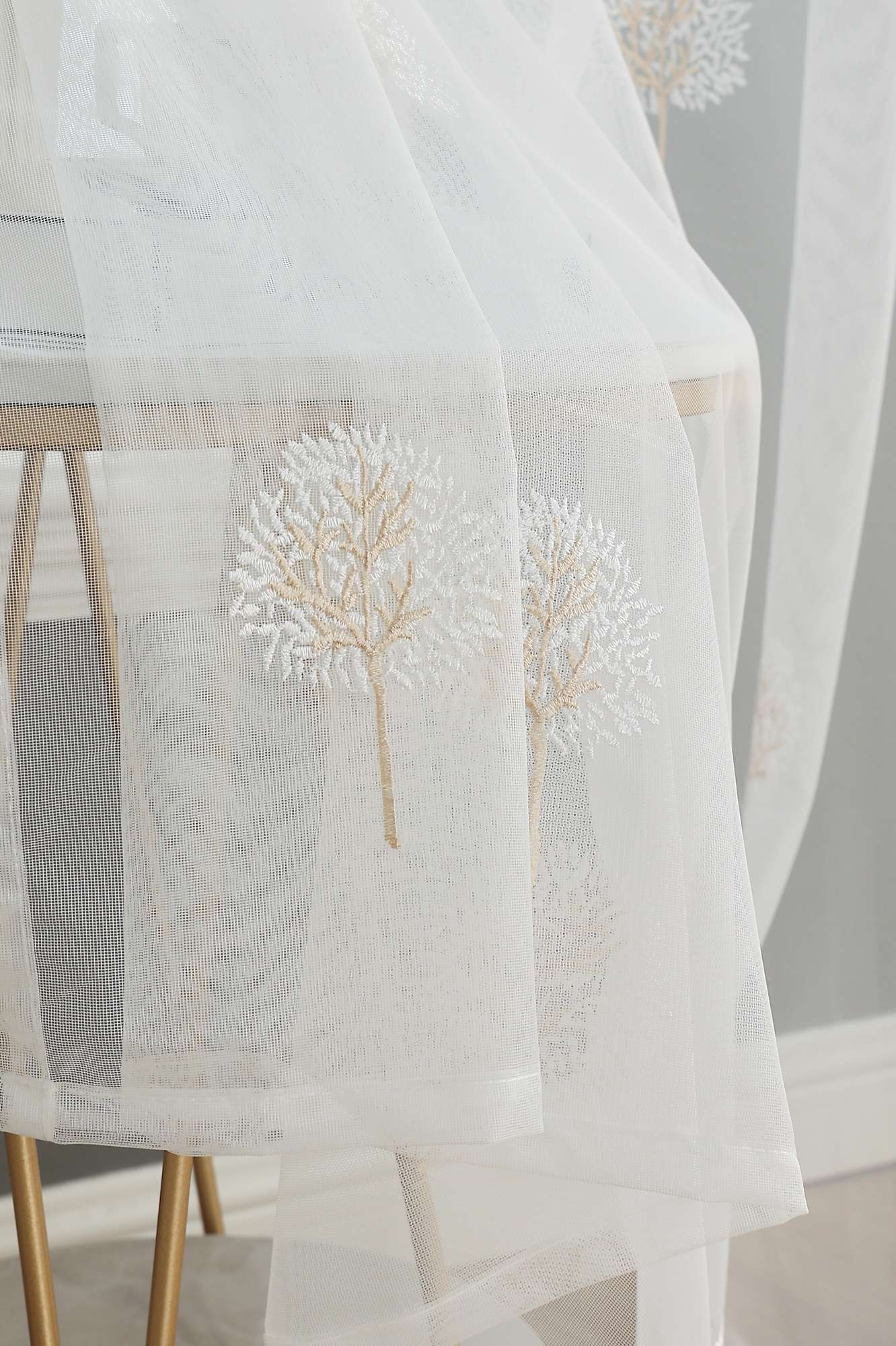 Gardine Raschel Stickerei Design »Florenz« Multiband für Gardinenschiene und Gardinenstange Elegante Fensterdekoration 2023200 Gardinenschal 593A0214 | Gardinenbox.de