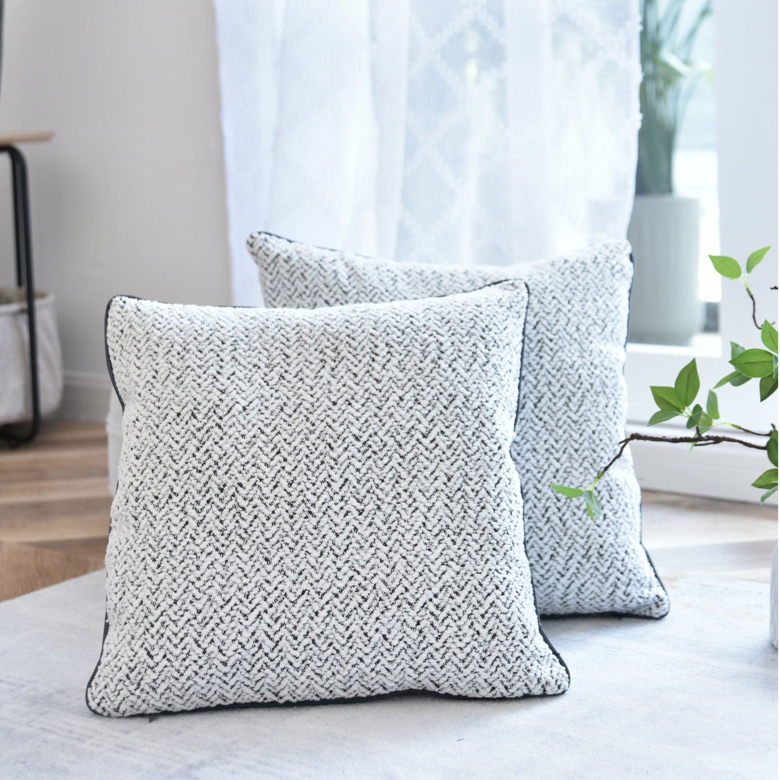 Chenille Dekokissen Bouclé-Optik LxB 40x40 cm Weiß Schwarz »MONTANA« mit Eleganter Schwarzer Paspelierung Reißverschluss Weicher Füllung 2023330K Kissen mit Füllung Chenille_Dekokissen_Boucle-Optik_LxB_40x40_cm_Weiss_Schwarz_MONTANA_mit_Eleganter_Schwarzer_Paspelierung_Reissverschluss_Weicher_Fullung_2023330K_-_Gardinenbox.de_-_-3678778 | Gardinenbox.de