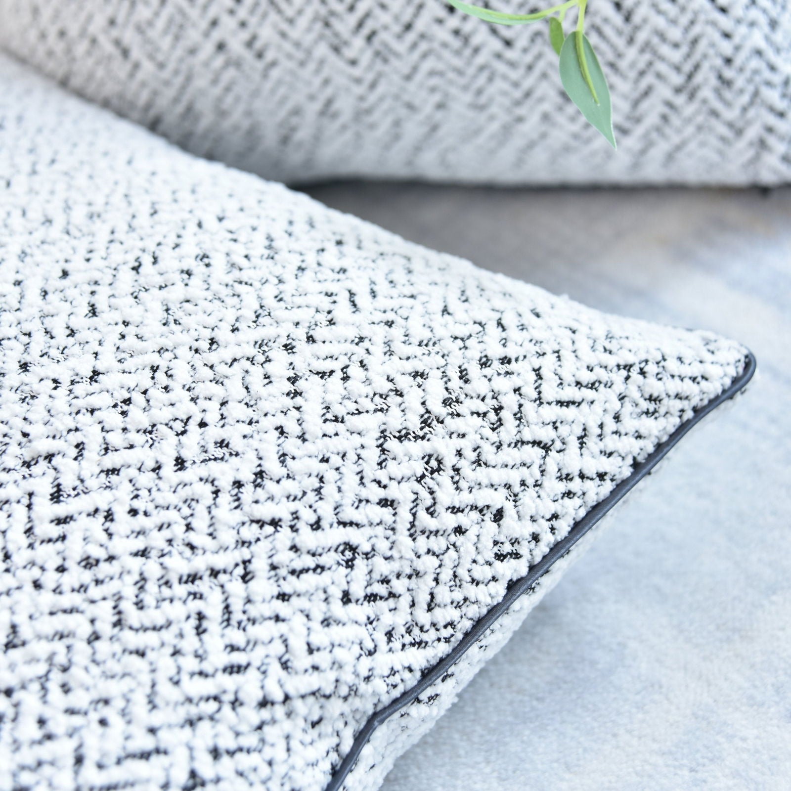 Chenille Dekokissen Bouclé-Optik LxB 40x40 cm Weiß Schwarz »MONTANA« mit Eleganter Schwarzer Paspelierung Reißverschluss Weicher Füllung 2023330K Kissen mit Füllung Chenille_Dekokissen_Boucle-Optik_LxB_40x40_cm_Weiss_Schwarz_MONTANA_mit_Eleganter_Schwarzer_Paspelierung_Reissverschluss_Weicher_Fullung_2023330K_-_Gardinenbox.de_-_-3678795 | Gardinenbox.de