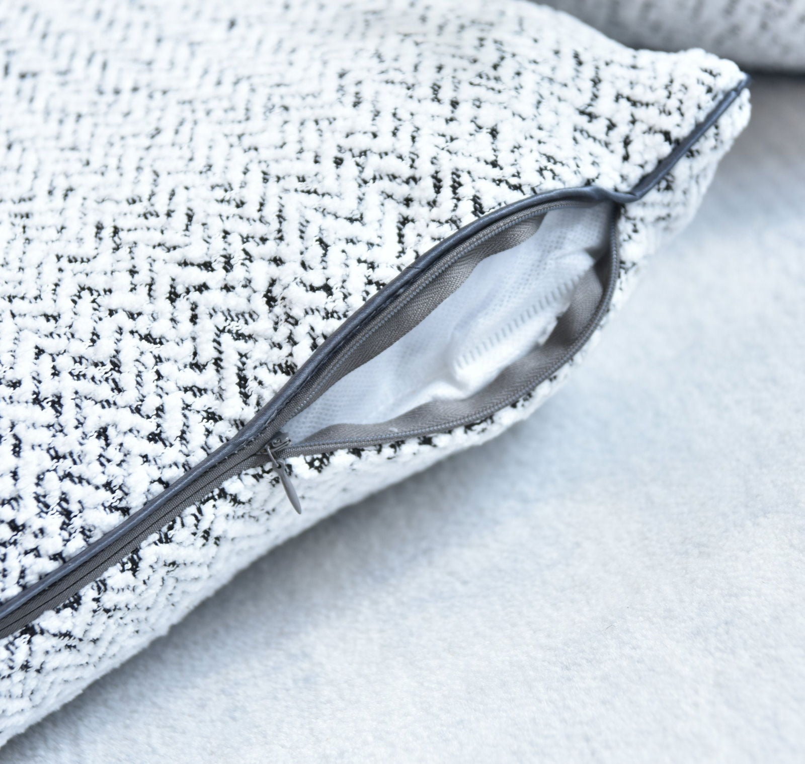 Chenille Dekokissen Bouclé-Optik LxB 40x40 cm Weiß Schwarz »MONTANA« mit Eleganter Schwarzer Paspelierung Reißverschluss Weicher Füllung 2023330K Kissen mit Füllung Chenille_Dekokissen_Boucle-Optik_LxB_40x40_cm_Weiss_Schwarz_MONTANA_mit_Eleganter_Schwarzer_Paspelierung_Reissverschluss_Weicher_Fullung_2023330K_-_Gardinenbox.de_-_-3678801 | Gardinenbox.de