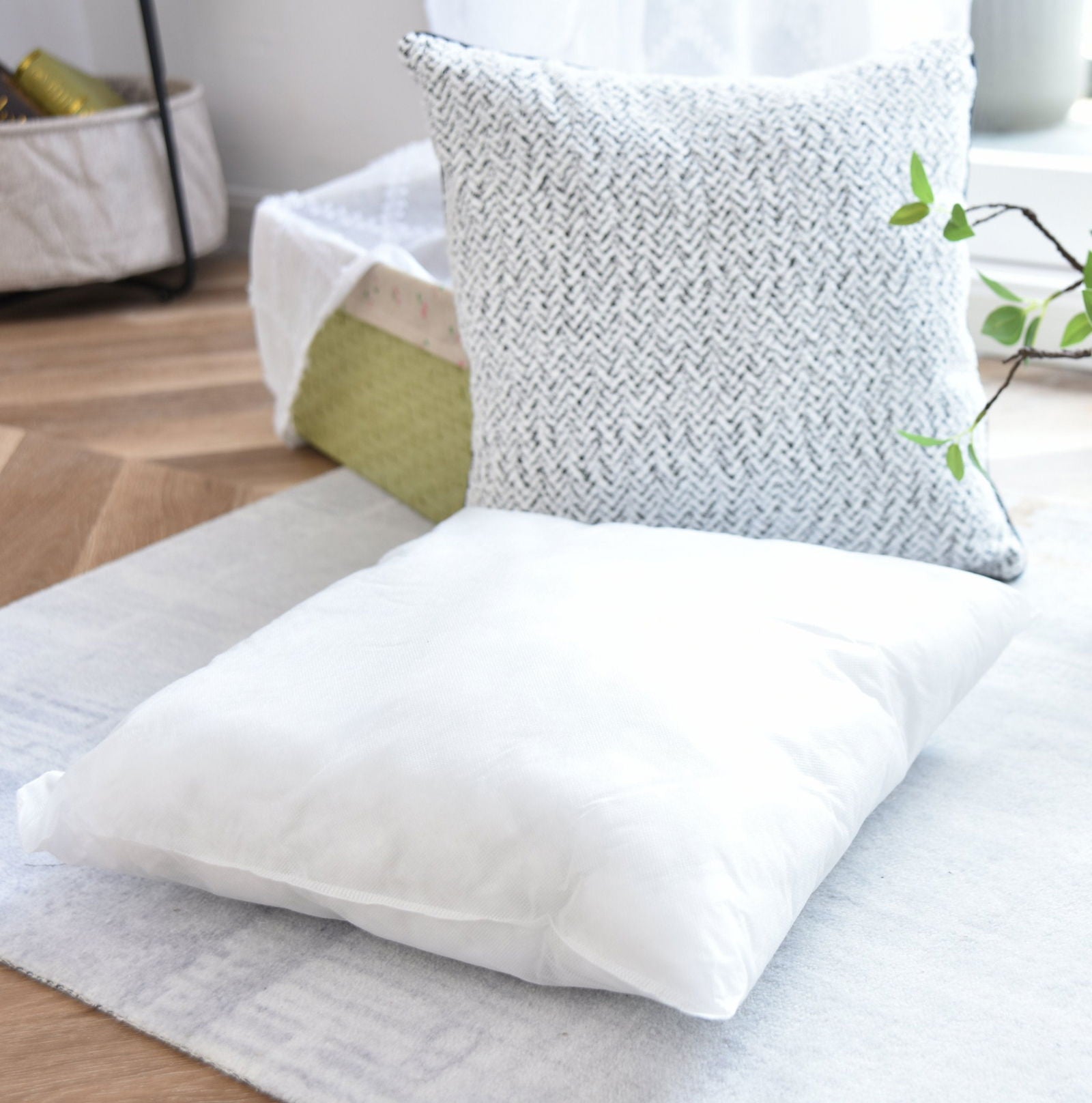 Chenille Dekokissen Bouclé-Optik LxB 40x40 cm Weiß Schwarz »MONTANA« mit Eleganter Schwarzer Paspelierung Reißverschluss Weicher Füllung 2023330K Kissen mit Füllung Chenille_Dekokissen_Boucle-Optik_LxB_40x40_cm_Weiss_Schwarz_MONTANA_mit_Eleganter_Schwarzer_Paspelierung_Reissverschluss_Weicher_Fullung_2023330K_-_Gardinenbox.de_-_-3678806 | Gardinenbox.de