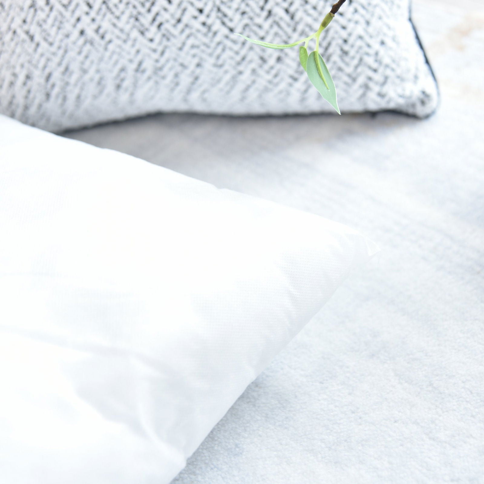 Chenille Dekokissen Bouclé-Optik LxB 40x40 cm Weiß Schwarz »MONTANA« mit Eleganter Schwarzer Paspelierung Reißverschluss Weicher Füllung 2023330K Kissen mit Füllung Chenille_Dekokissen_Boucle-Optik_LxB_40x40_cm_Weiss_Schwarz_MONTANA_mit_Eleganter_Schwarzer_Paspelierung_Reissverschluss_Weicher_Fullung_2023330K_-_Gardinenbox.de_-_-3678814 | Gardinenbox.de