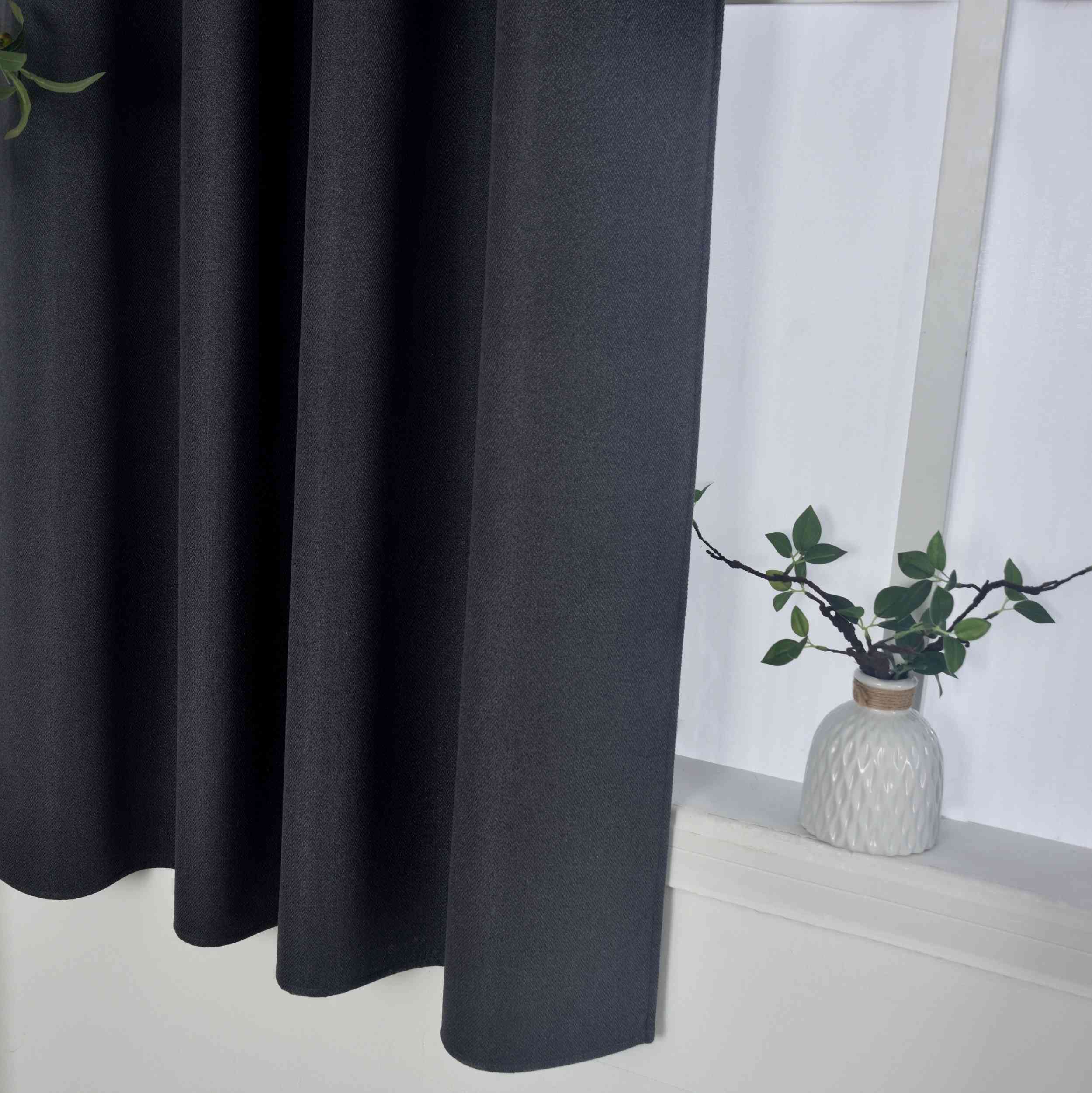 Verdunkelungsvorhang Ösen Raffhalter 100% Verdunkelung Blackout »München Dark« Dreischichtige Bindung Fischgrätmuster 202410 Vorhang DSC_4290_acf7eebe-9073-4cb4-9634-703a4cff3a6c | Gardinenbox.de