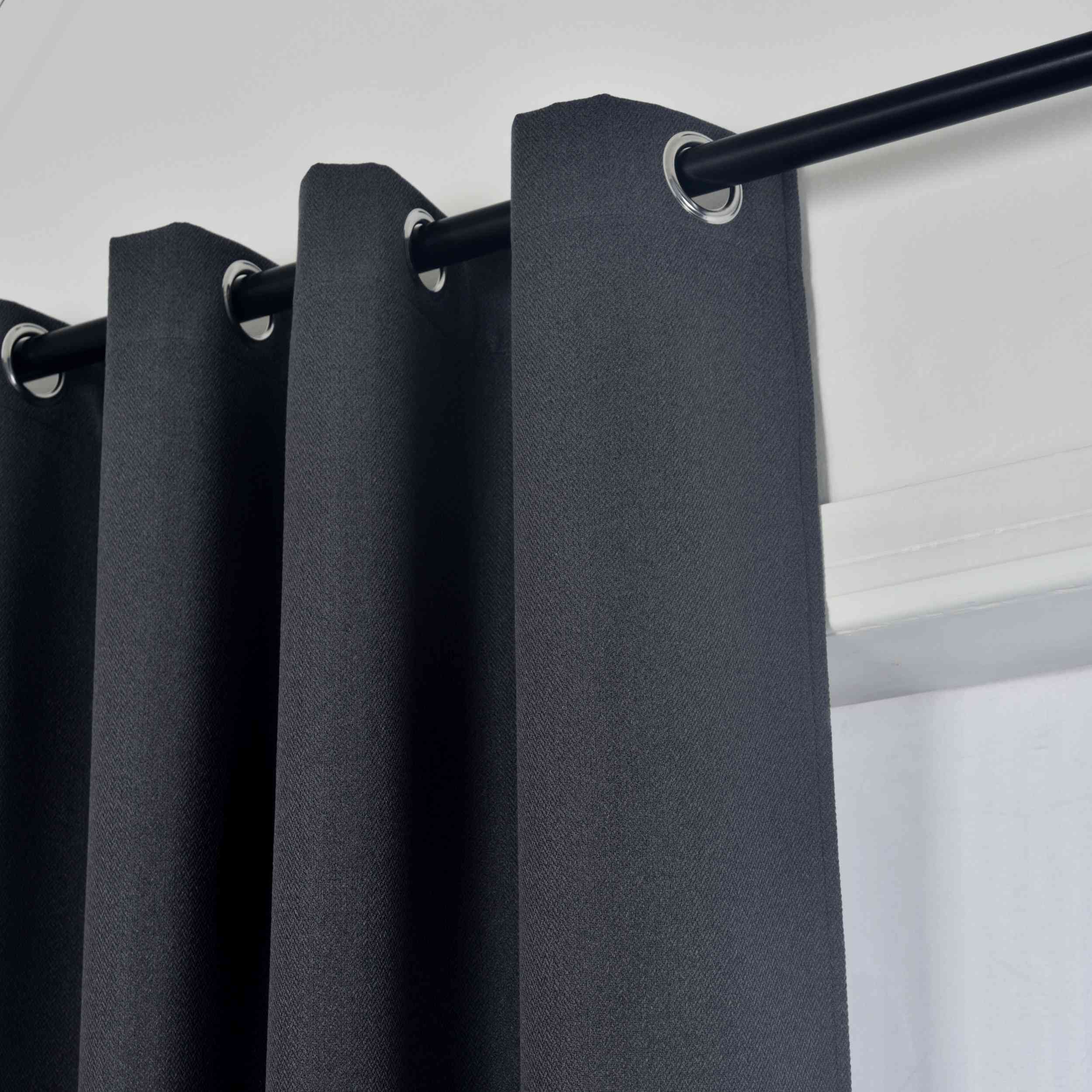 2er Set Verdunkelungsvorhänge Ösen Raffhalter 100% Verdunkelung Blackout »München Dark« Dreischichtige Bindung Fischgrätmuster 202410-2 Vorhang DSC_4291_95ef6ccc-6cbd-4a25-b841-afa91c577c77 | Gardinenbox.de