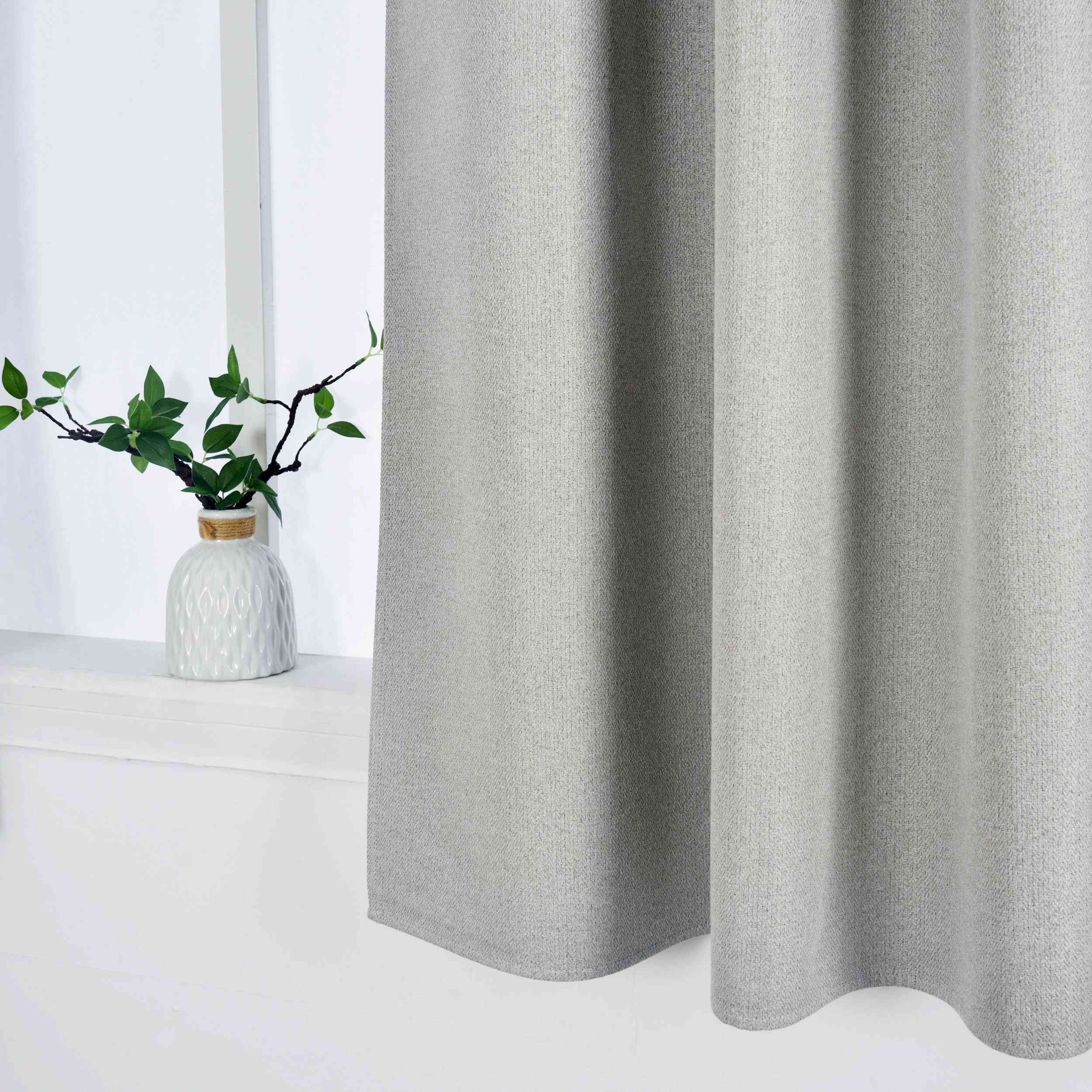 Verdunkelungsvorhang Ösen Raffhalter 100% Verdunkelung Blackout »München Dark« Dreischichtige Bindung Fischgrätmuster 202410 Vorhang DSC_4298_697db4b6-3c88-4617-a50c-c250039cf878 | Gardinenbox.de